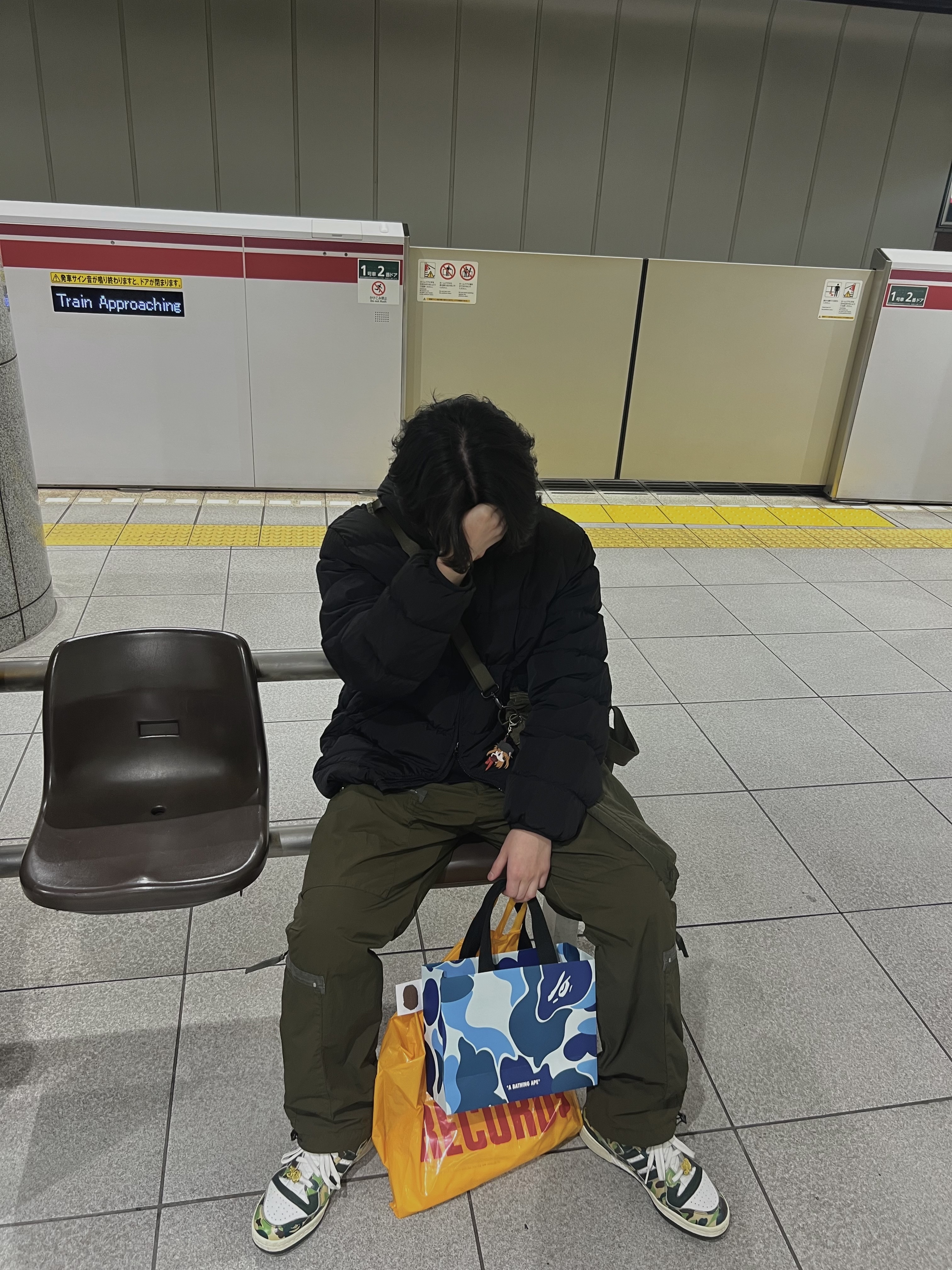 C.P. Company Chrome-R Goggle Down Jacket Black - 24FW, C.P. Company Nylon B Tote Bag Ivy Green - 24FW 착용 스타일 - 8