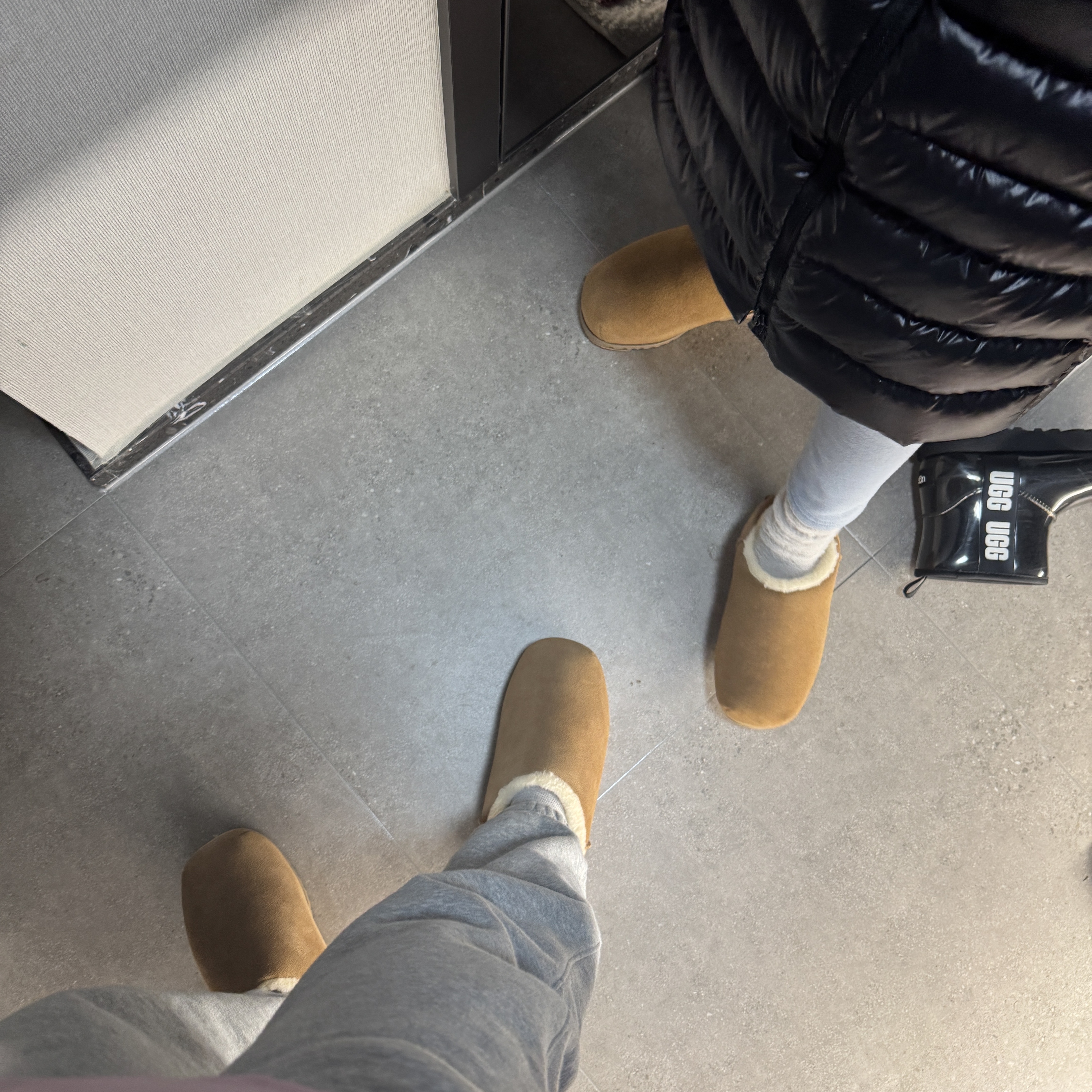 (W) UGG Pumped Slipper Chestnut 착용 스타일