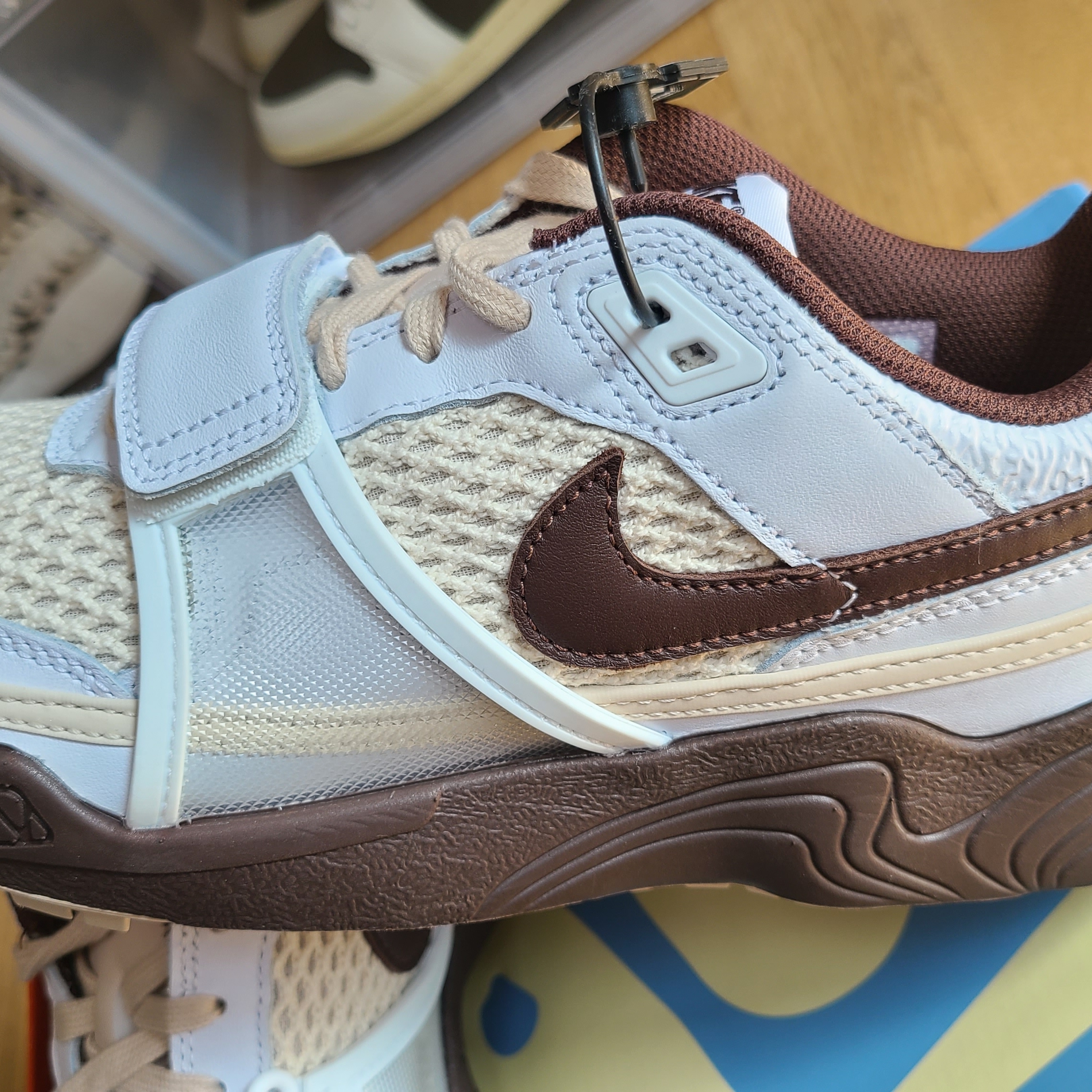 Nike x Travis Scott Zoom Field Jaxx White and Light Chocolate 착용 스타일 - 1