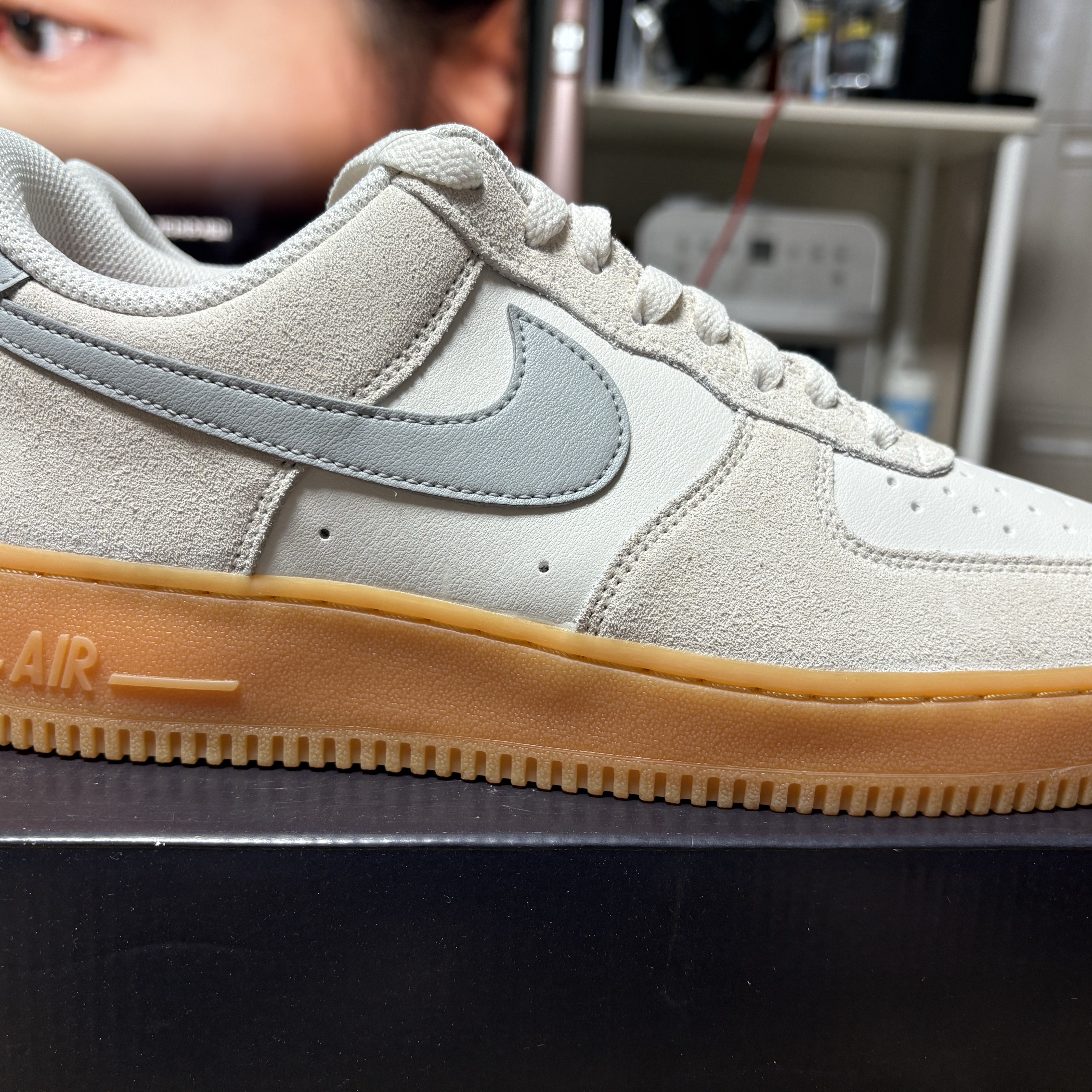 Nike Air Force 1 '07 LV8 Phantom Light Smoke Gum 착용 스타일 - 3