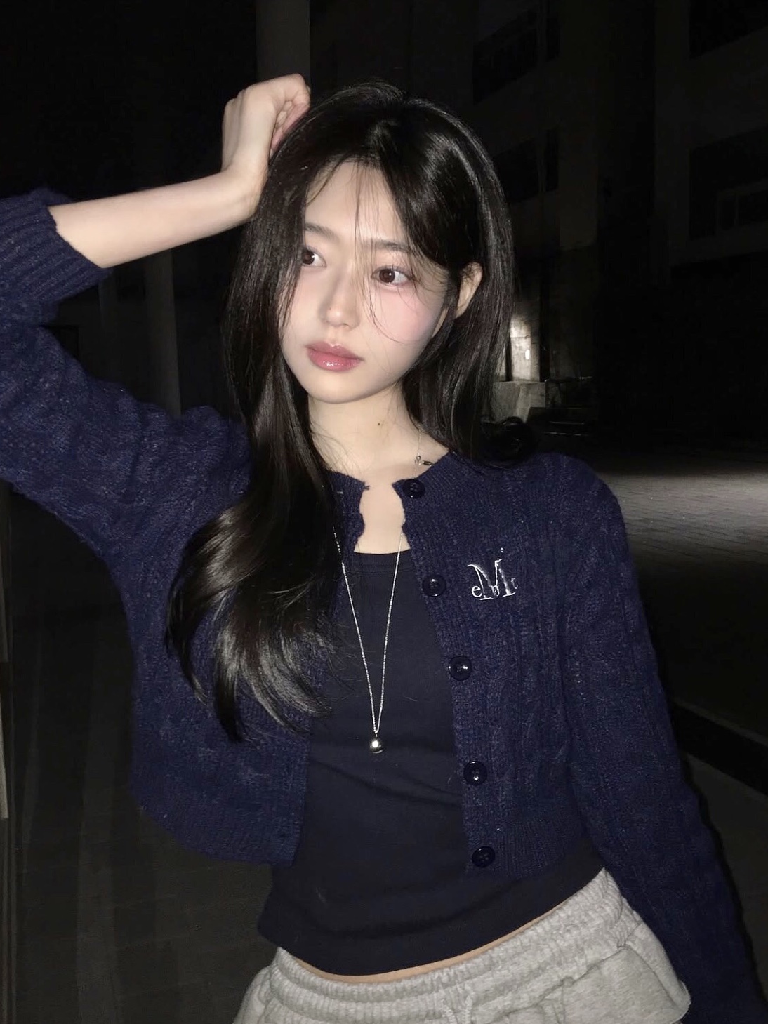 MUCENT Vester Crop R-Neck Knit Cardigan Navy, Adidas Samba OG Cloud White 착용 스타일 - 3