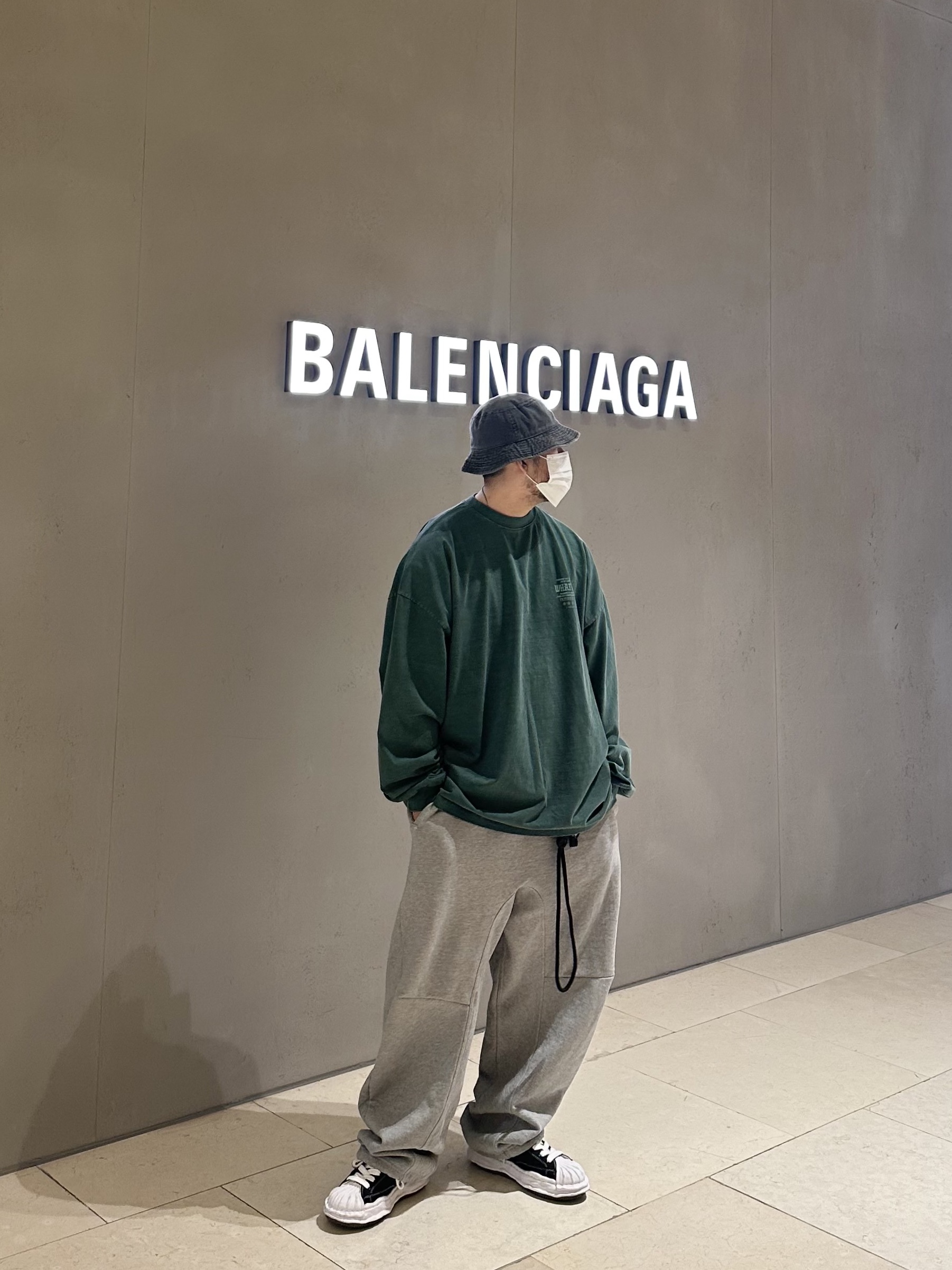 Stussy Washed Stock Bucket Hat Charcoal, Maison Mihara Yasuhiro Blakey OG Sole Canvas Low-top Sneakers Black White 착용 스타일 - 2
