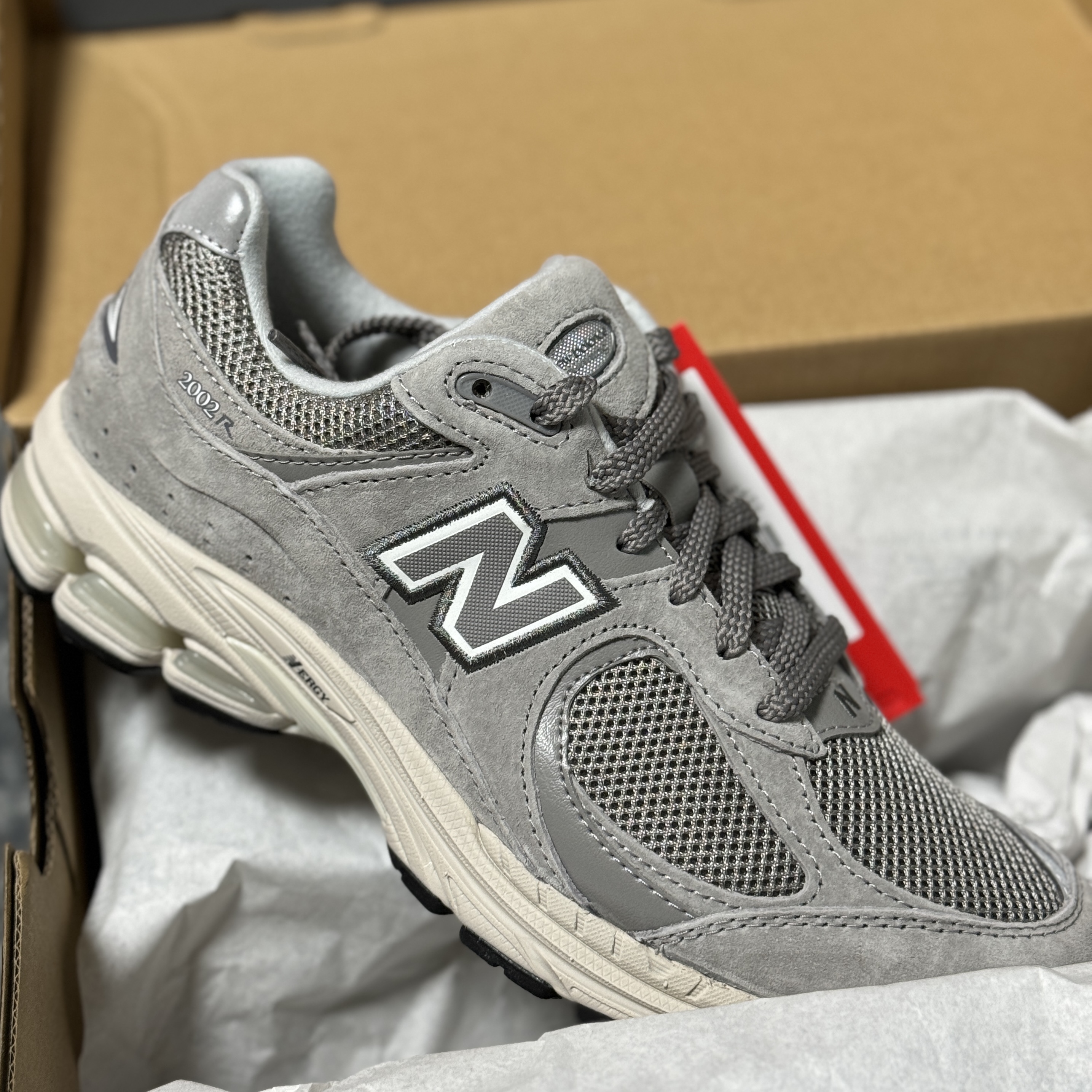 New Balance 2002R Grey 착용 스타일 - 1