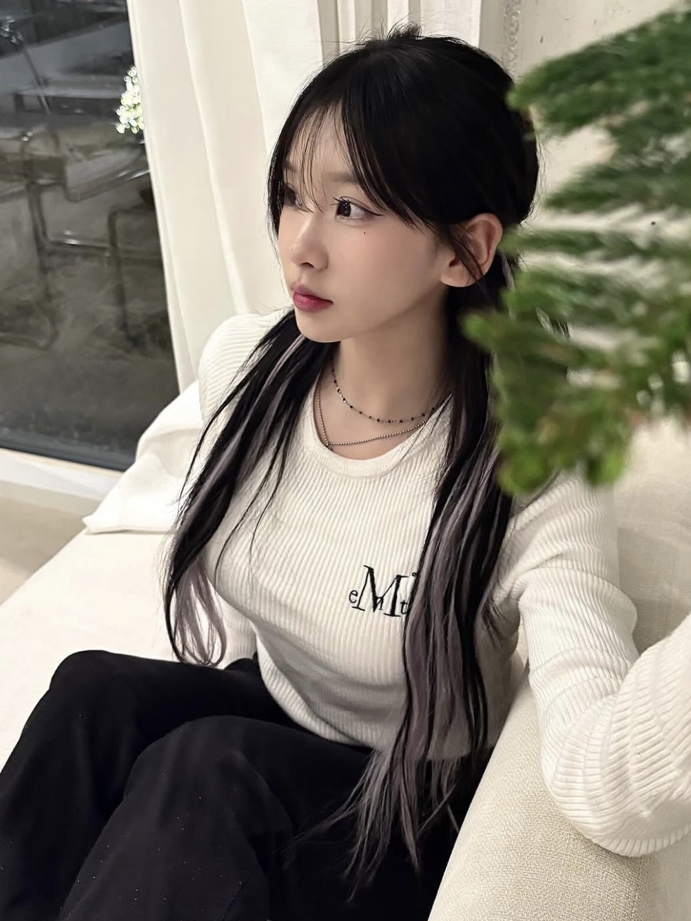 MUCENT Greave R-Neck Crop Rib Knit White 착용 스타일 - 2