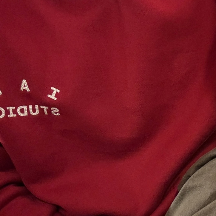 IAB Studio 24 Christmas Hoodie Burgundy Oatmeal 착용 스타일