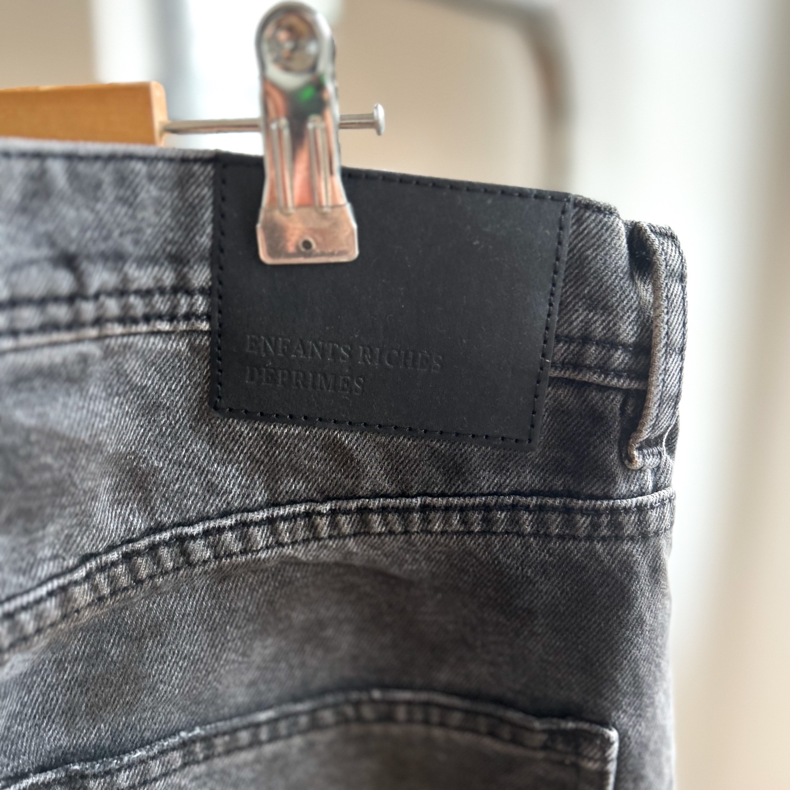 Enfants Riches Deprimes Thrashed Flare Jeans Black 착용 스타일 - 7