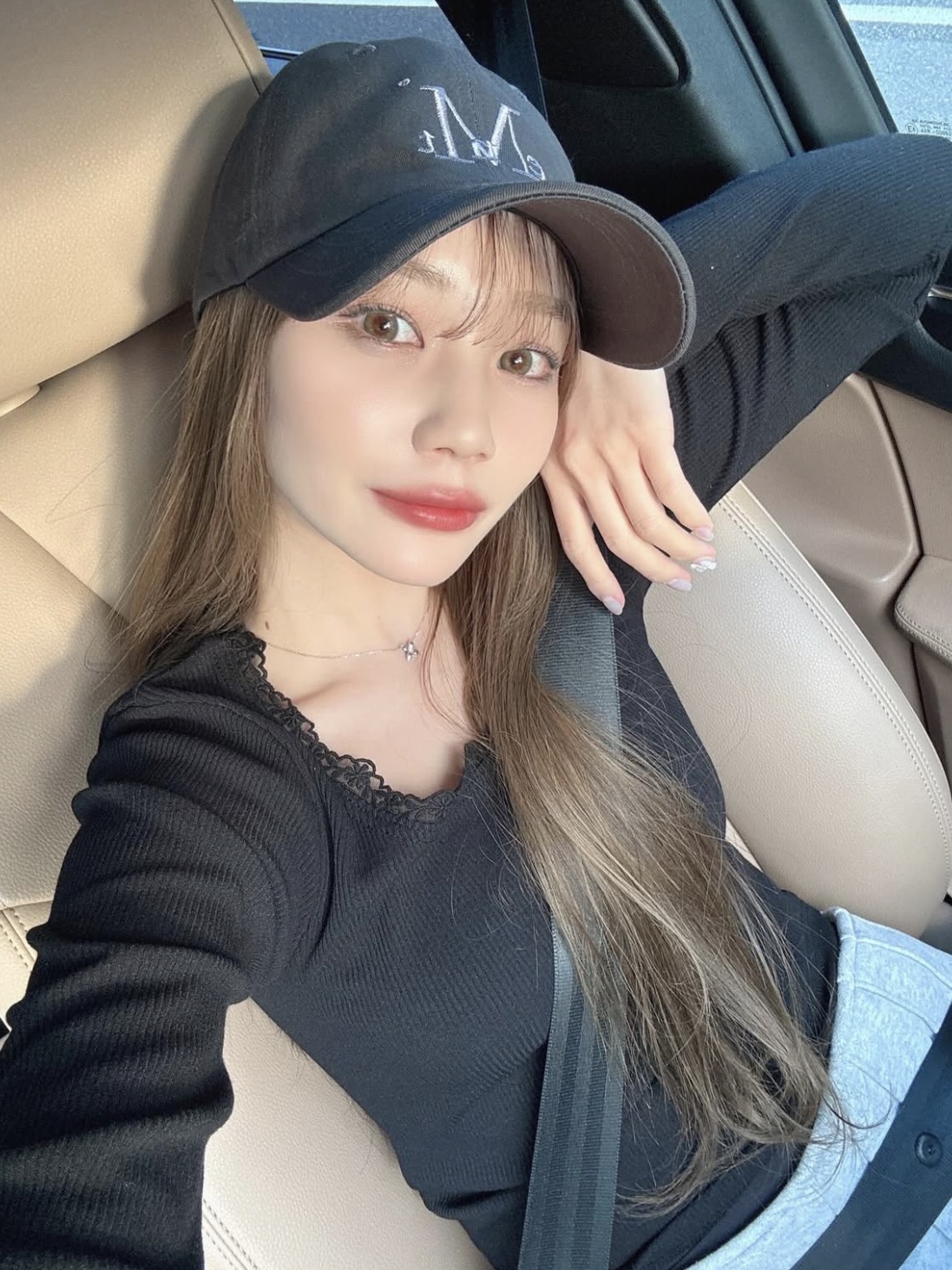 MUCENT Signature Ballcap Charcoal 착용 스타일 - 2
