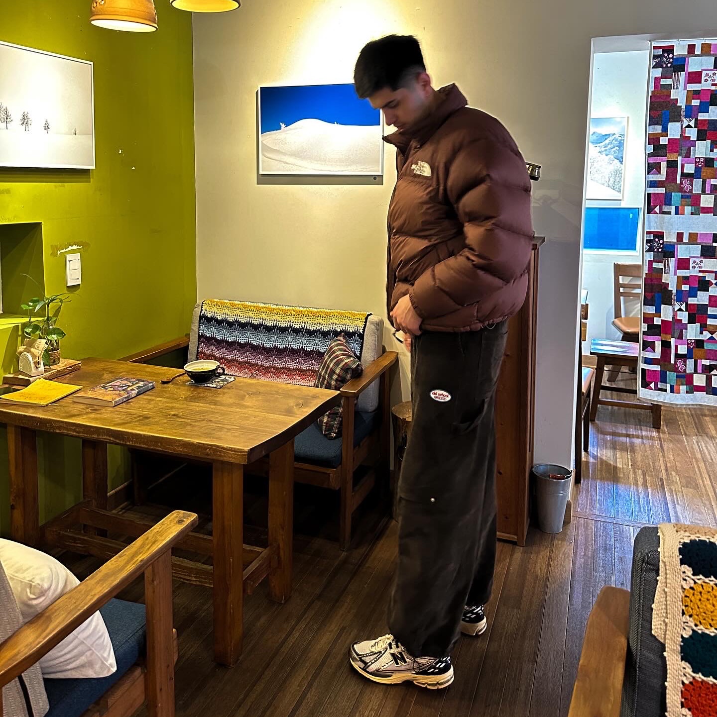New Balance 1906R Vintage Grey Metallic Silver, The North Face 1996 Eco Nuptse Jacket Brown 착용 스타일