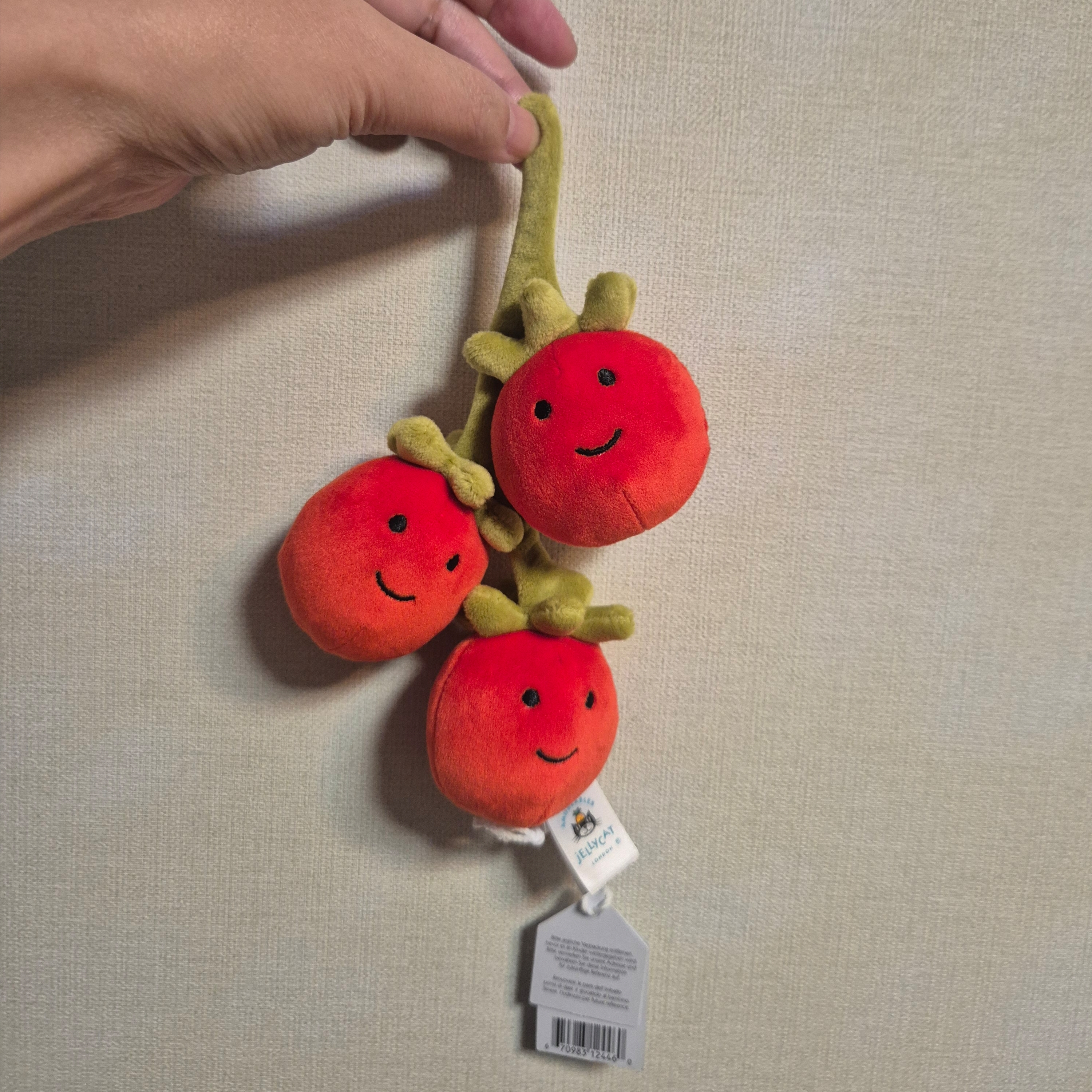 Jellycat Vivacious Vegetable Tomato Red 착용 스타일