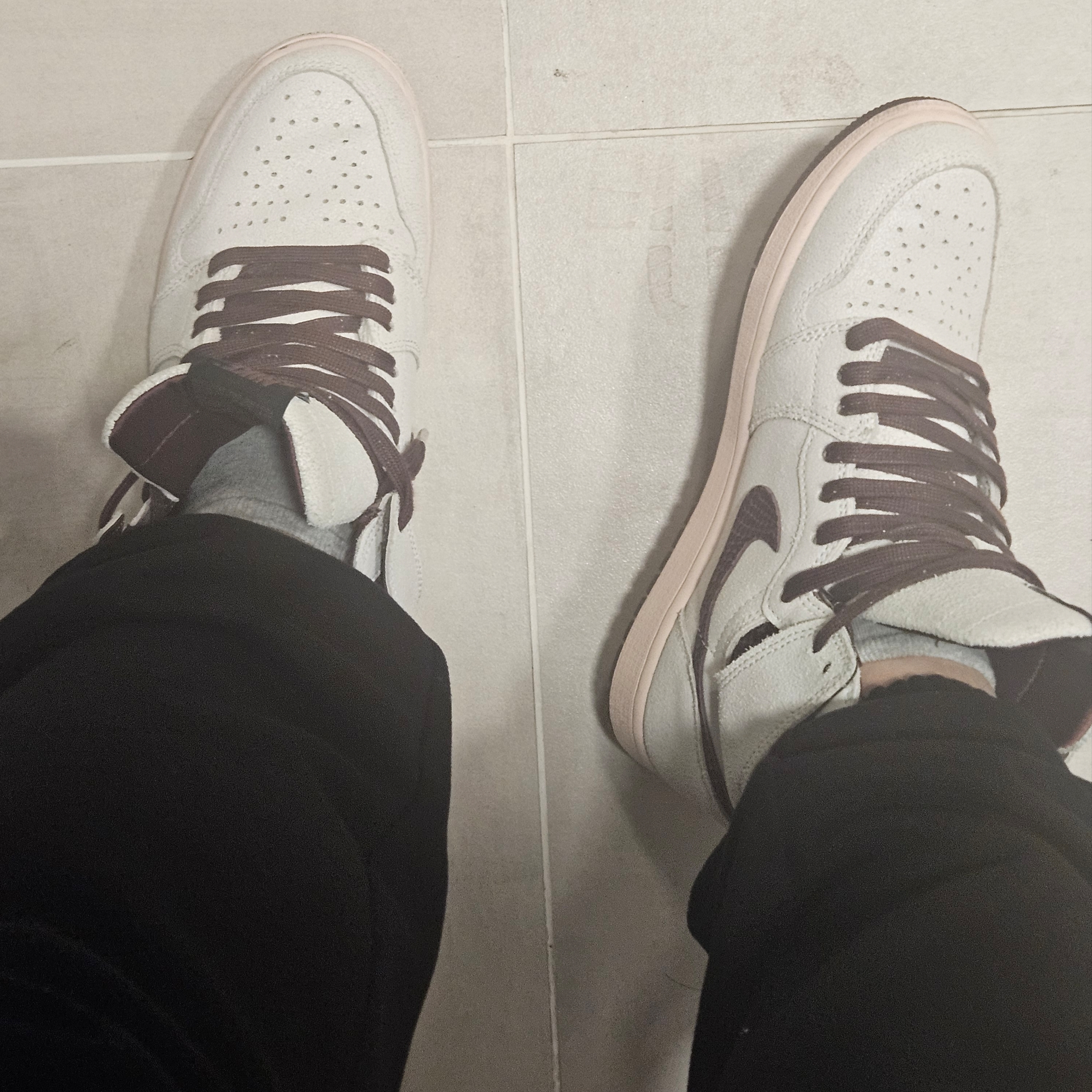 Jordan 1 x A Ma Maniere Retro High OG SP Sail and Burgundy 착용 스타일