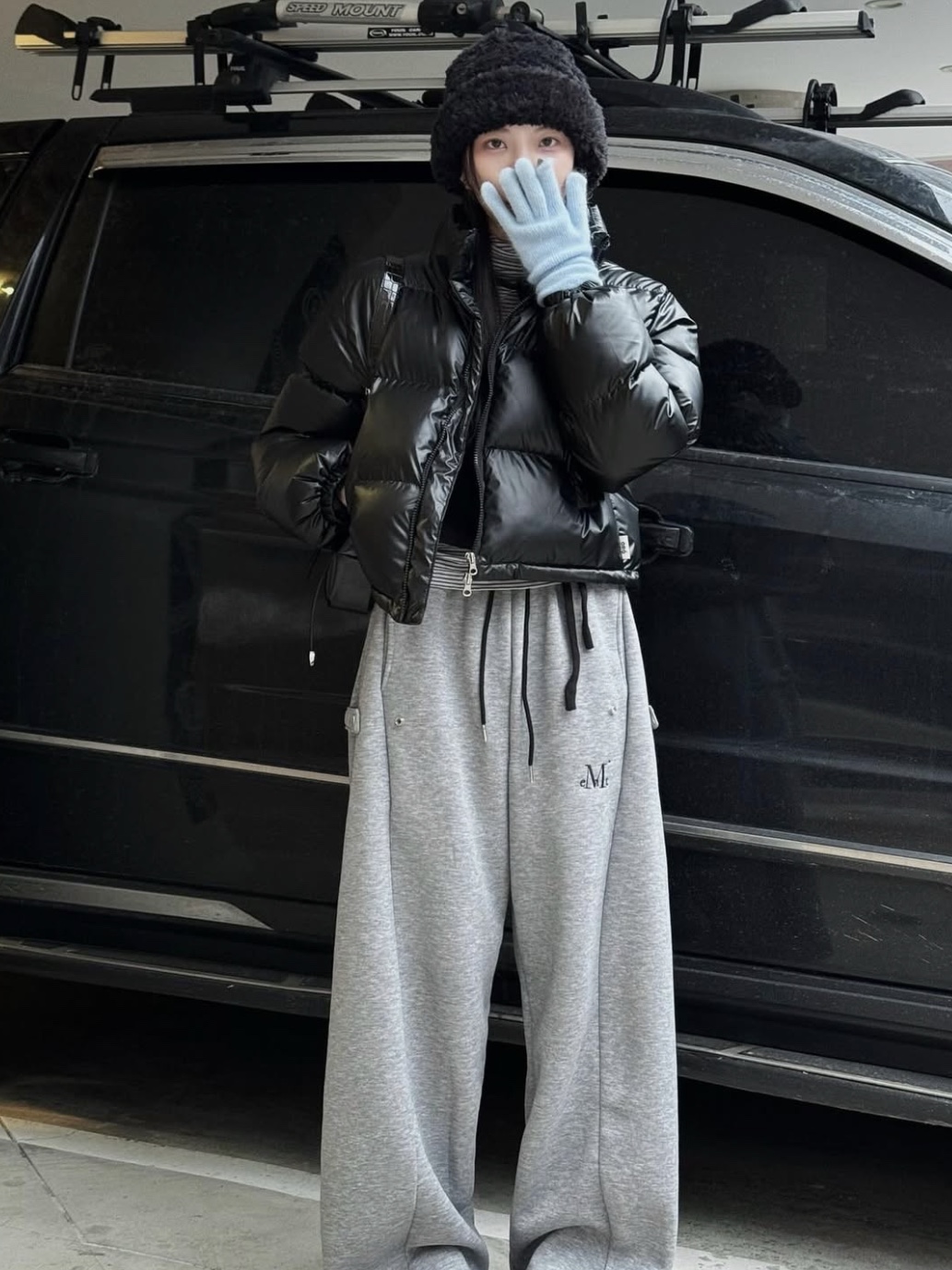 MUCENT York Side Button Sweat Pants Gray 착용 스타일 - 2