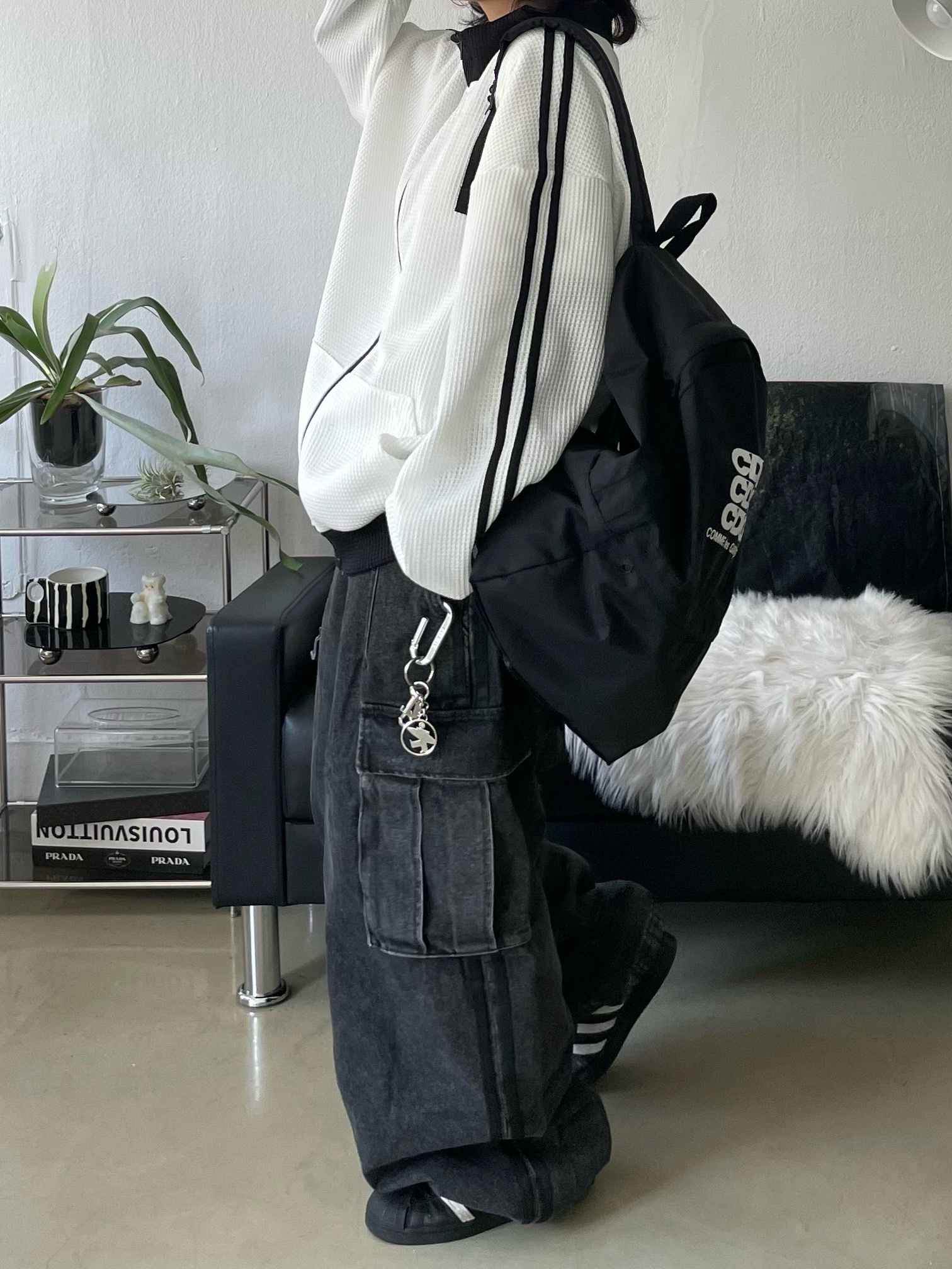 Adidas Superstar Core Black White, Stussy Surfman Keychain Silver 착용 스타일 - 3