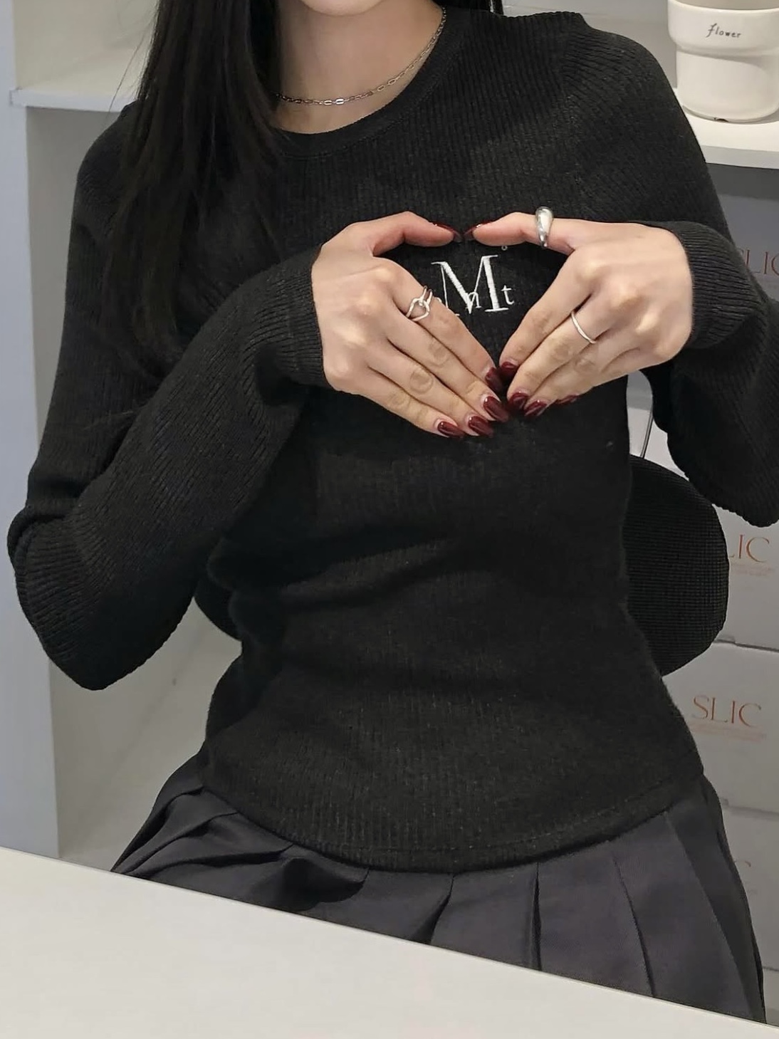 MUCENT Greave R-Neck Crop Rib Knit Charcoal 착용 스타일 - 2