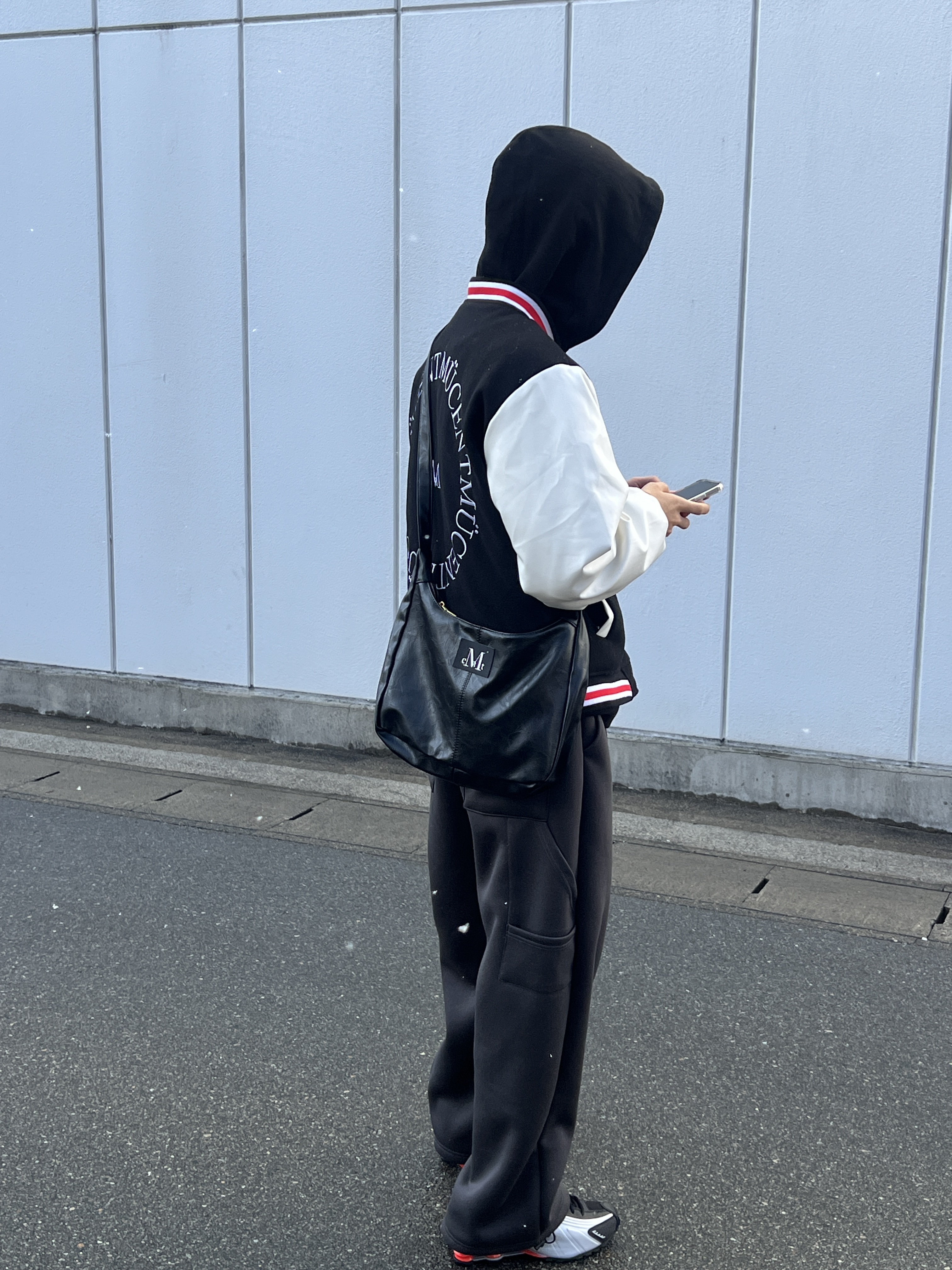 Nike Shox R4 Black and Metallic Silver, MUCENT Merin Gold Line Leather Shoulder Bag Black 착용 스타일 - 1