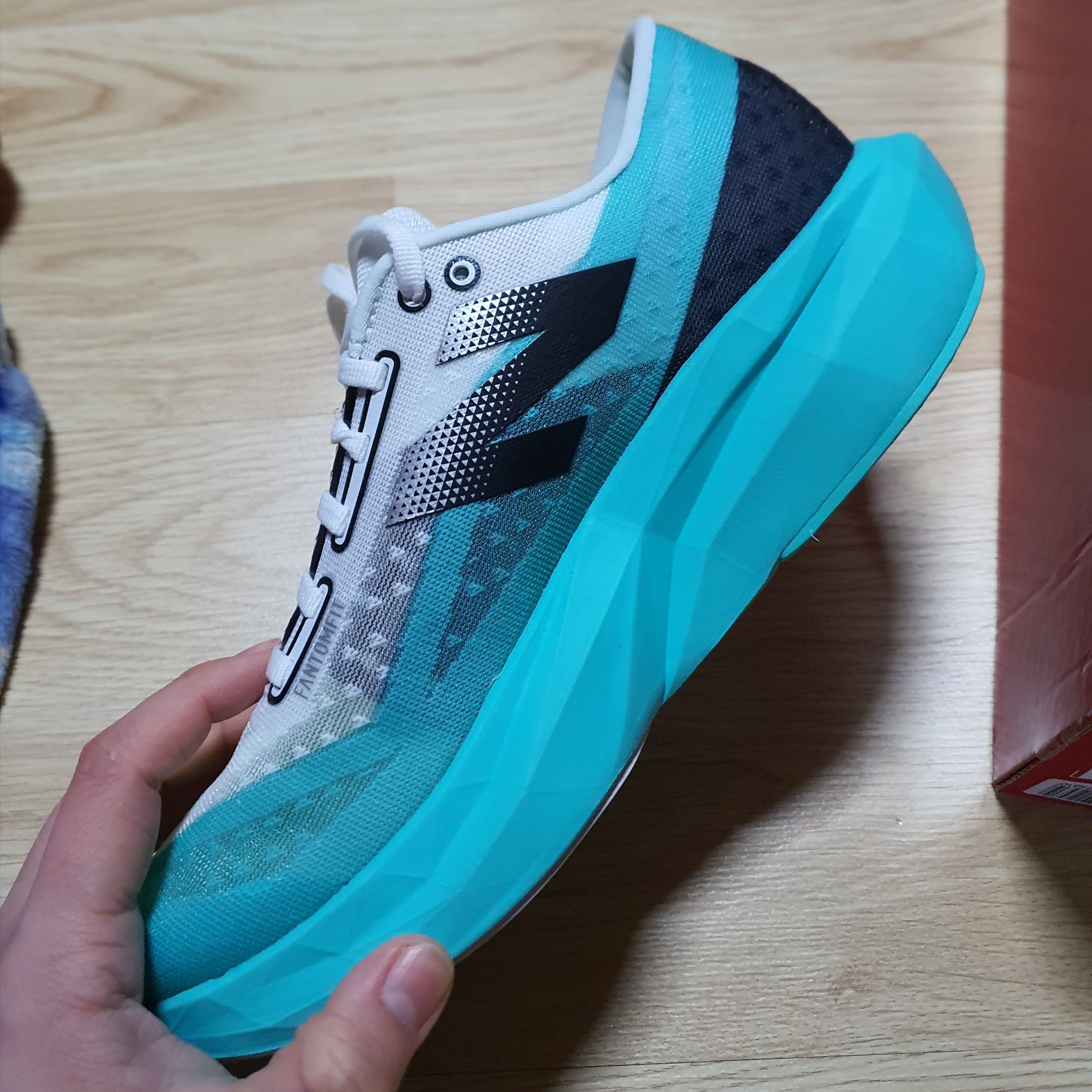 New Balance Fuelcell Rebel v4 Cyber Jade White - D Standard 착용 스타일 - 4