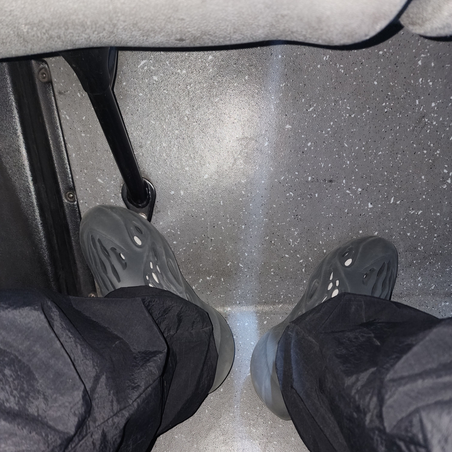 Adidas Yeezy Foam RNNR Carbon 착용 스타일