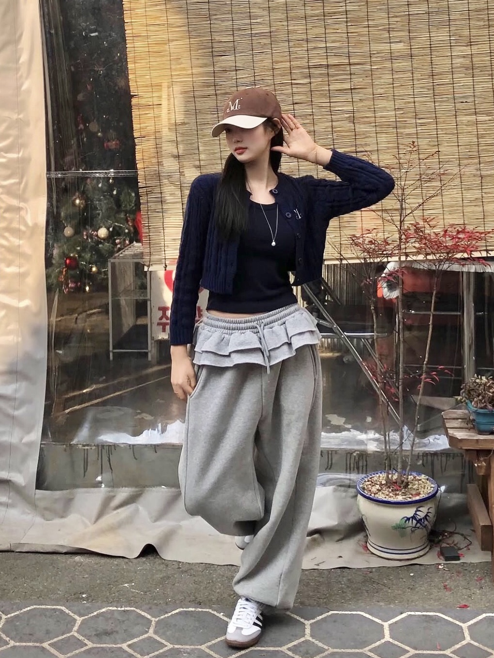 MUCENT Vester Crop R-Neck Knit Cardigan Navy, Adidas Samba OG Cloud White 착용 스타일 - 2