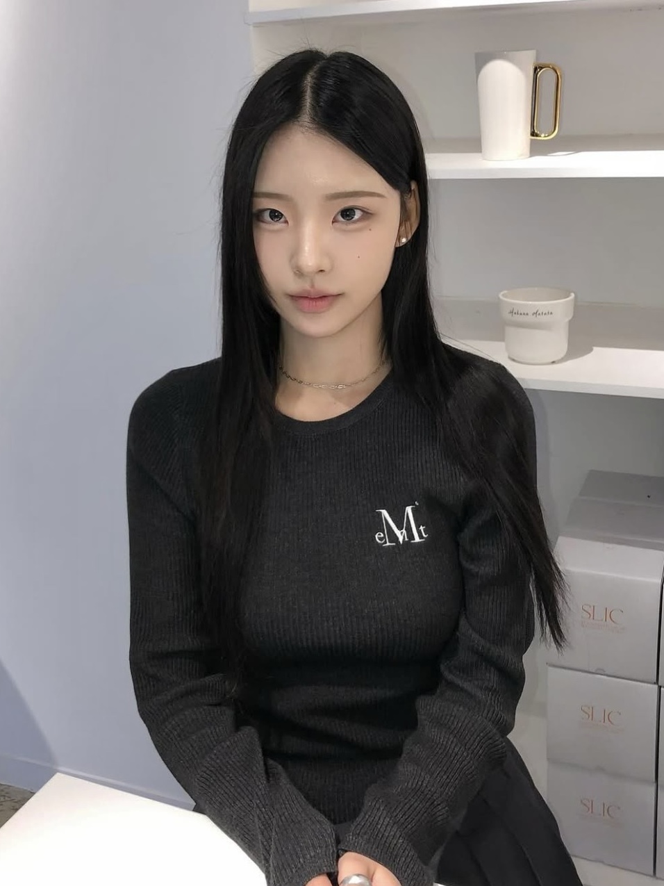 MUCENT Greave R-Neck Crop Rib Knit Charcoal 착용 스타일 - 1