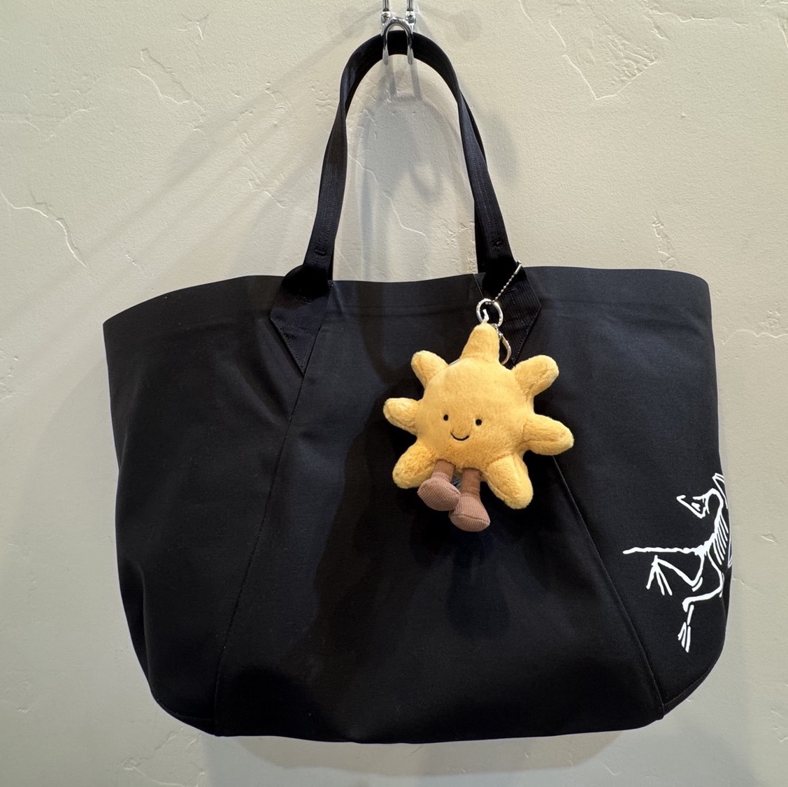 Jellycat Amuseables Sun Bag Charm Buttery Gold 착용 스타일 - 2