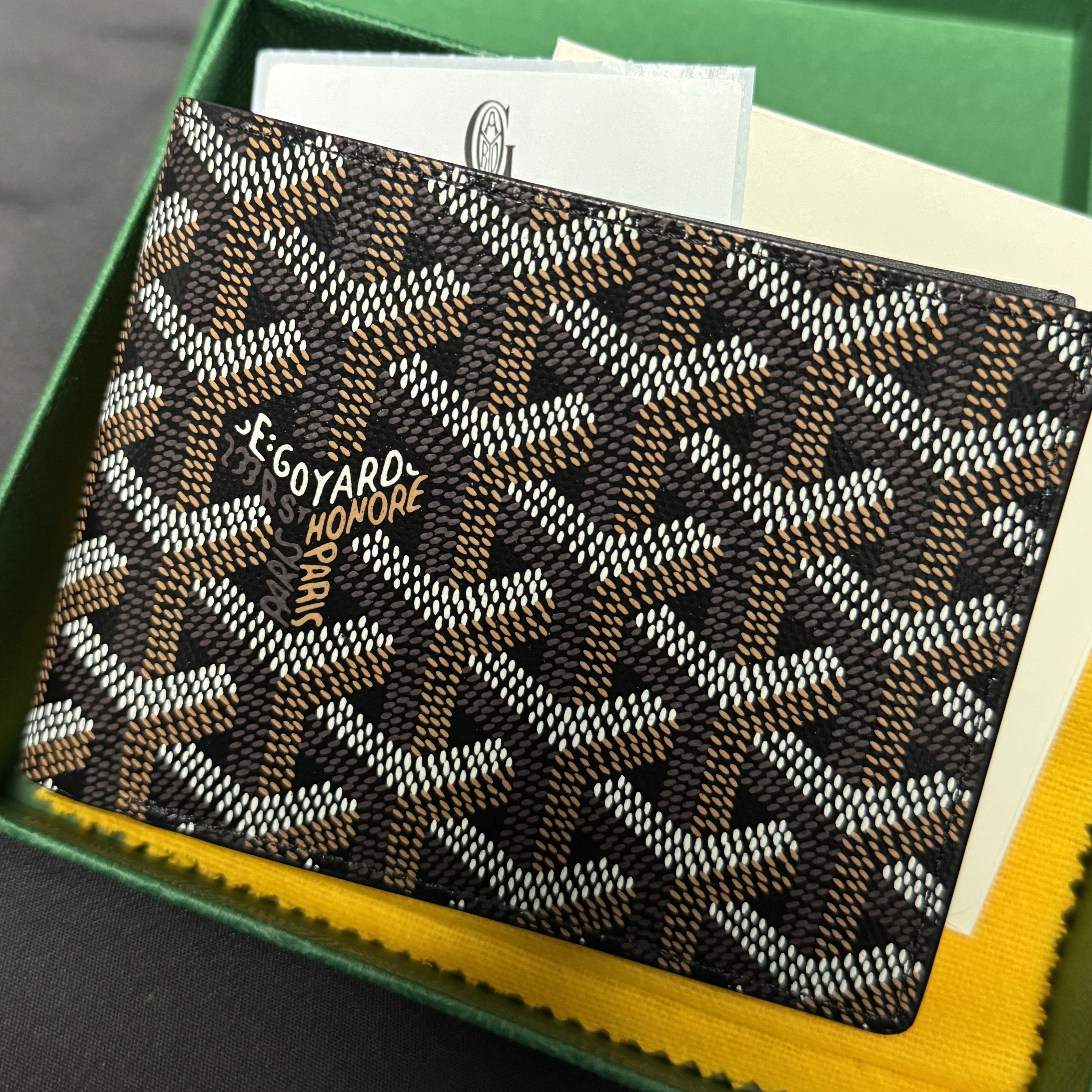 Goyard Victoire Wallet Black 착용 스타일