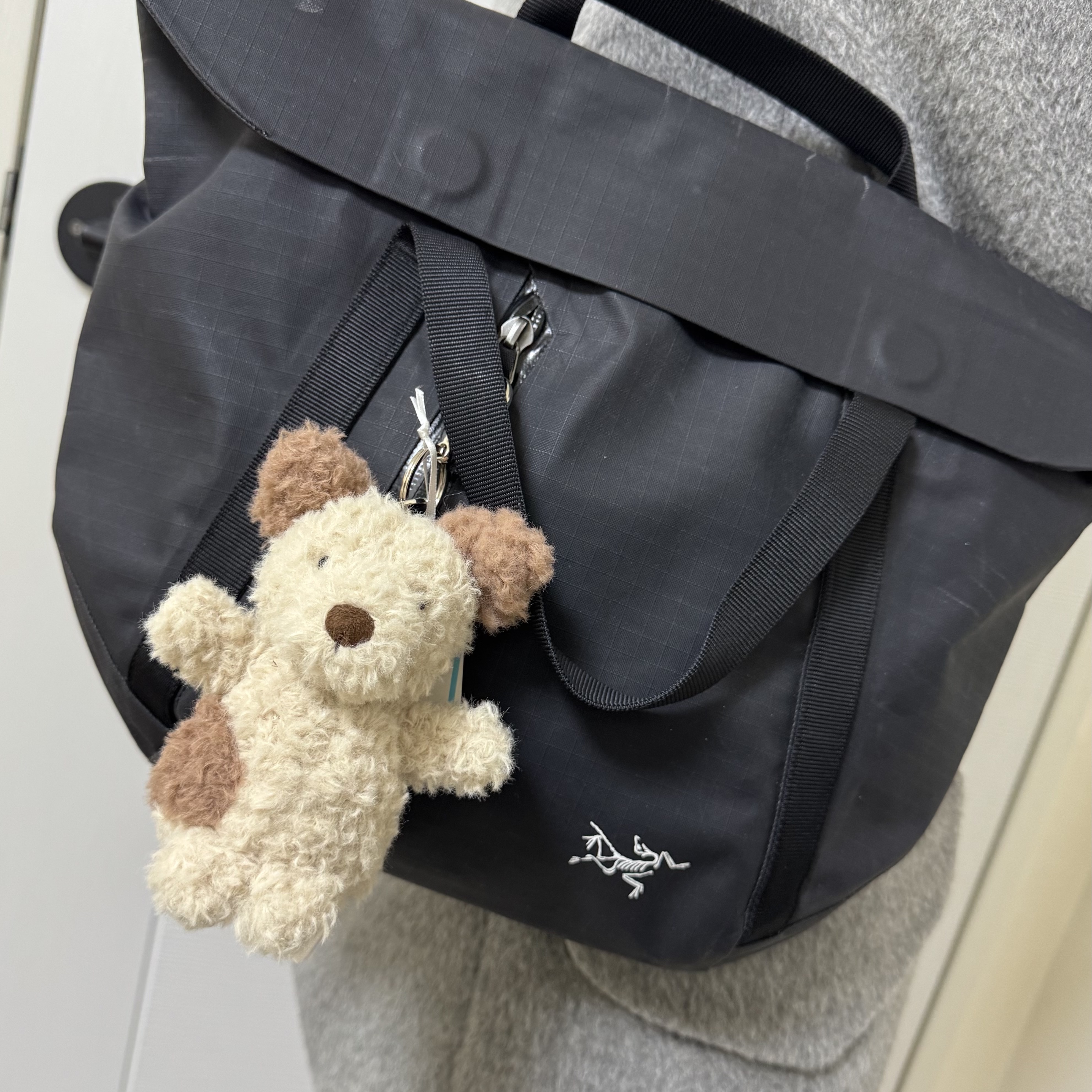 Jellycat Little Pup Bag Charm Nougat Chocolate 착용 스타일