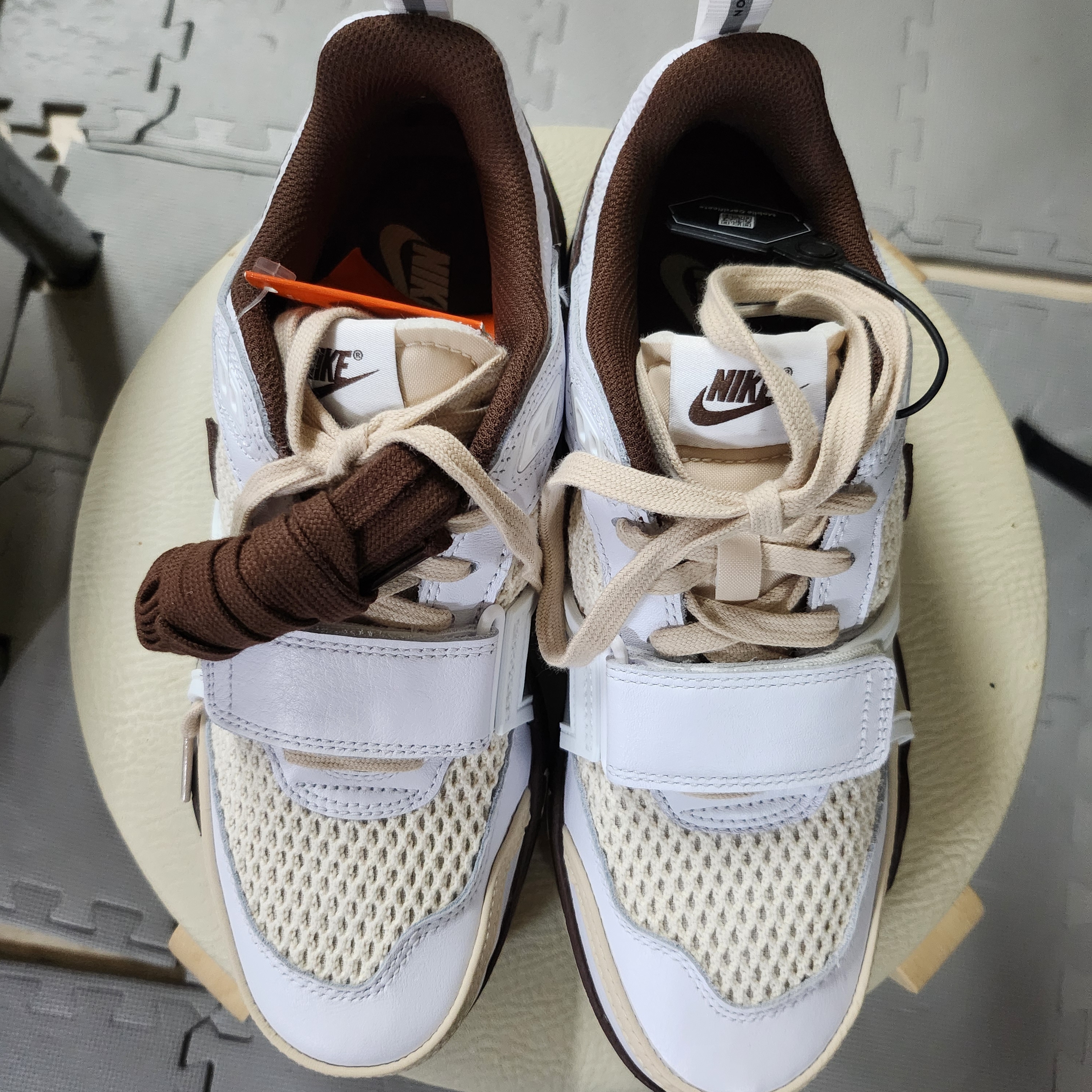 Nike x Travis Scott Zoom Field Jaxx White and Light Chocolate 착용 스타일 - 2
