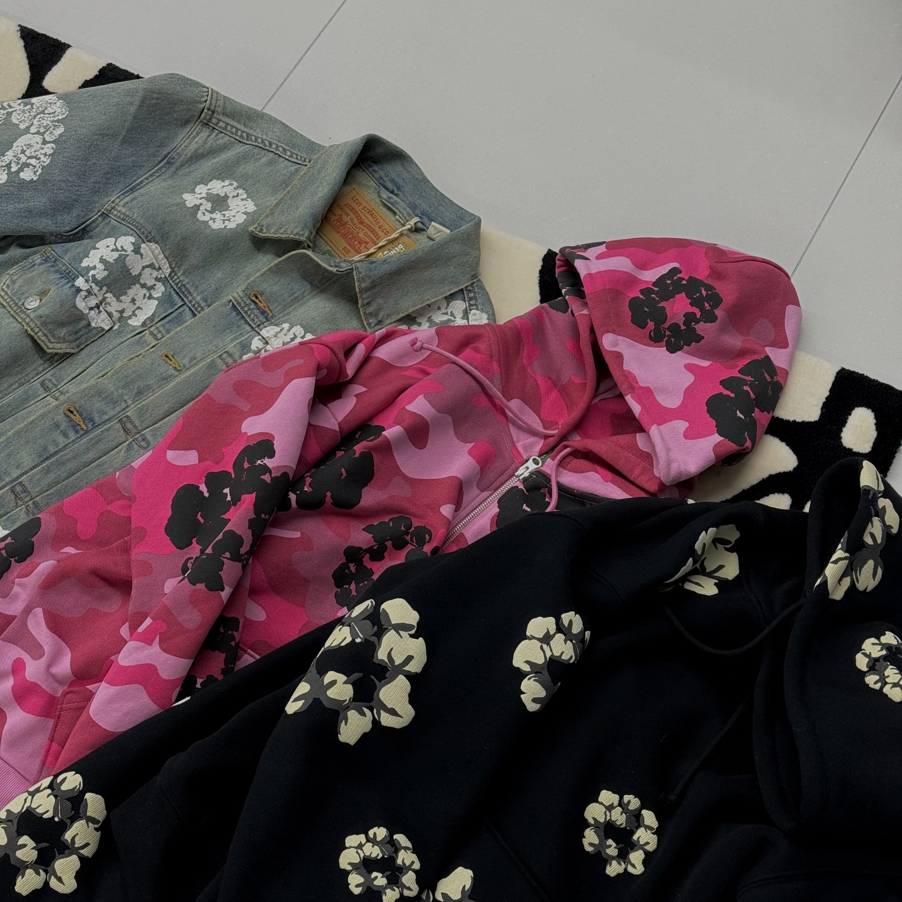 Denim Tears Cotton Wreath Zip Hoodie Pink Camo, Denim Tears x Cactus Plant Flea Market Wreath Sweatpants Black 착용 스타일
