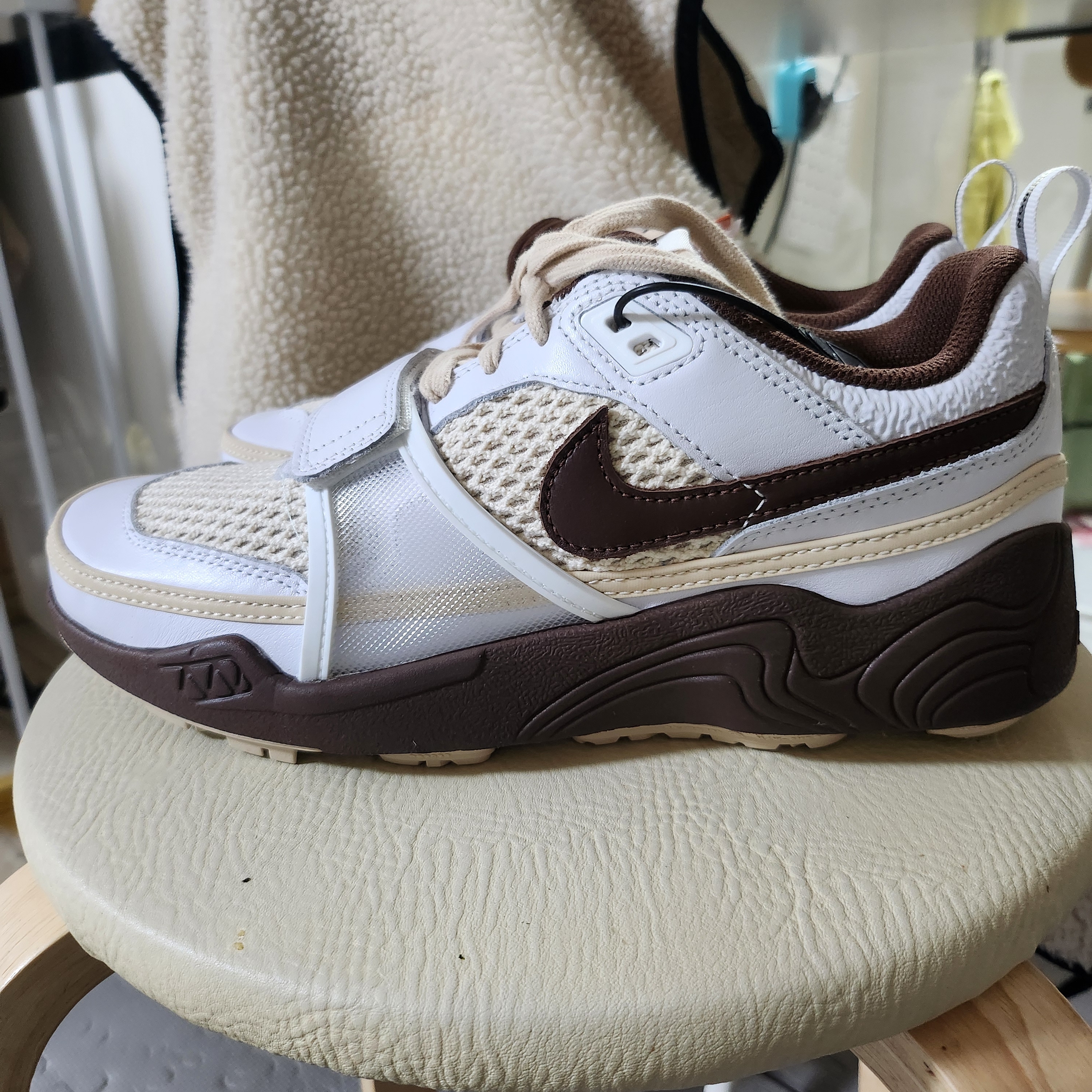 Nike x Travis Scott Zoom Field Jaxx White and Light Chocolate 착용 스타일 - 1