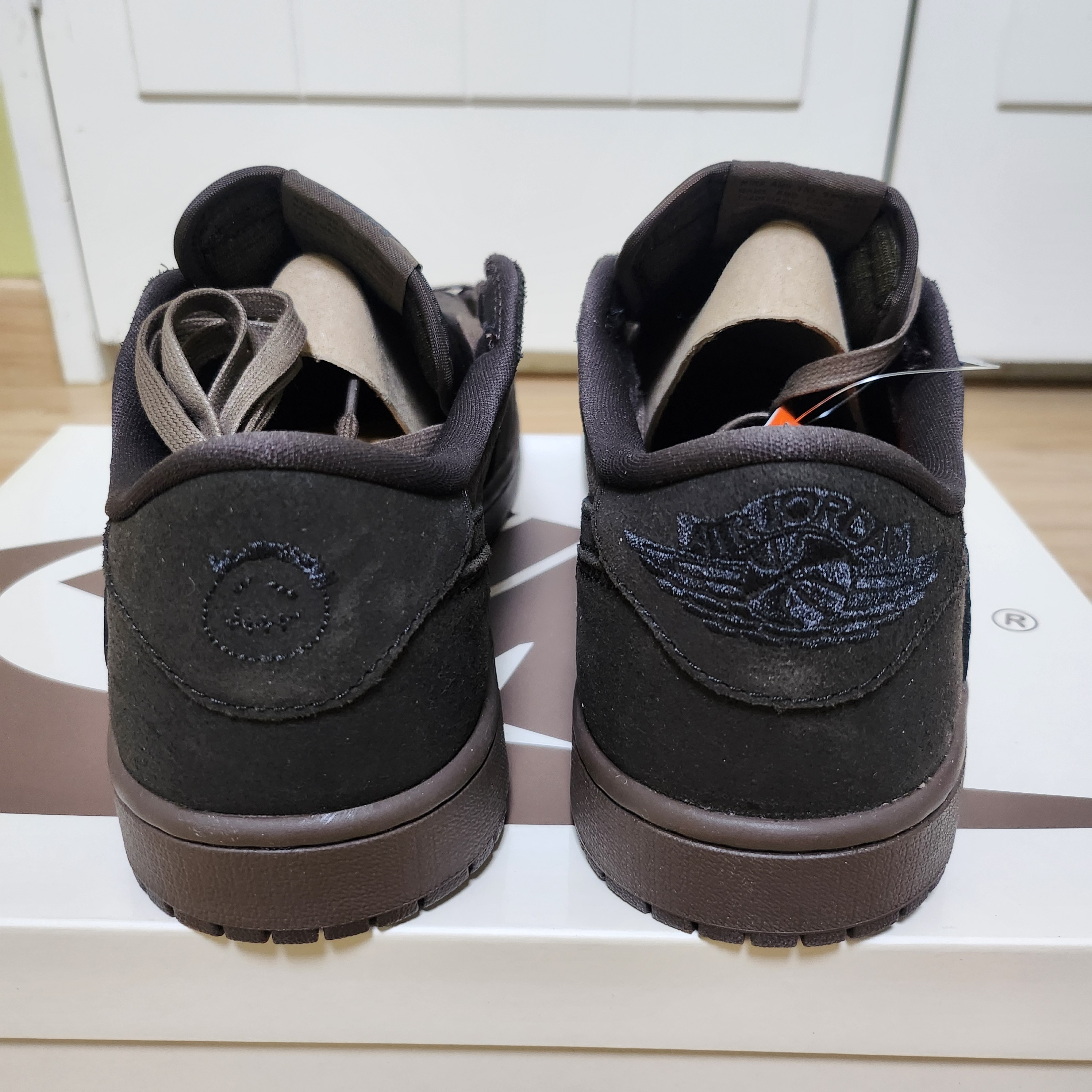 Jordan 1 x Travis Scott Retro Low OG SP Velvet Brown and Dark Mocha 착용 스타일 - 3