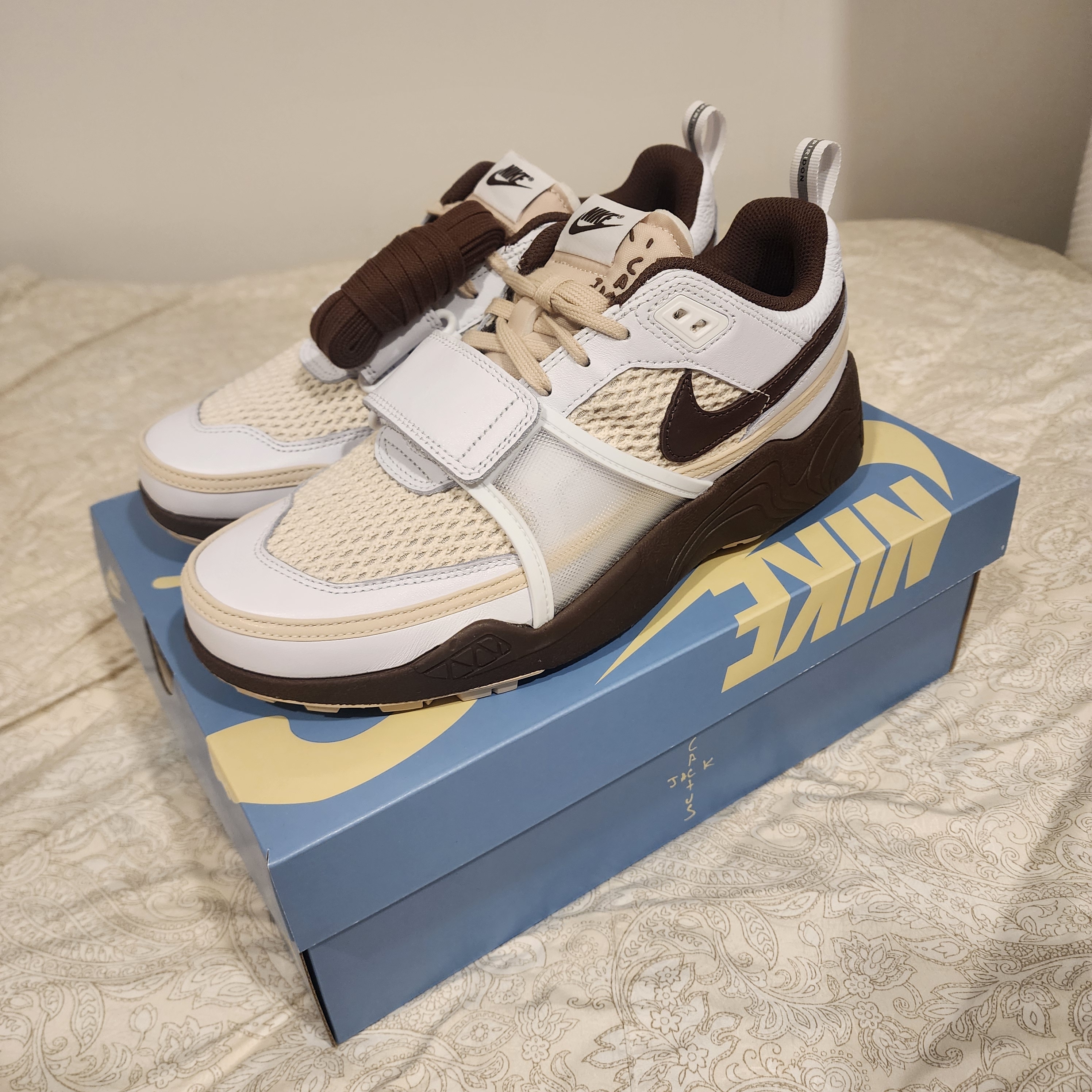 Nike x Travis Scott Zoom Field Jaxx White and Light Chocolate 착용 스타일 - 6