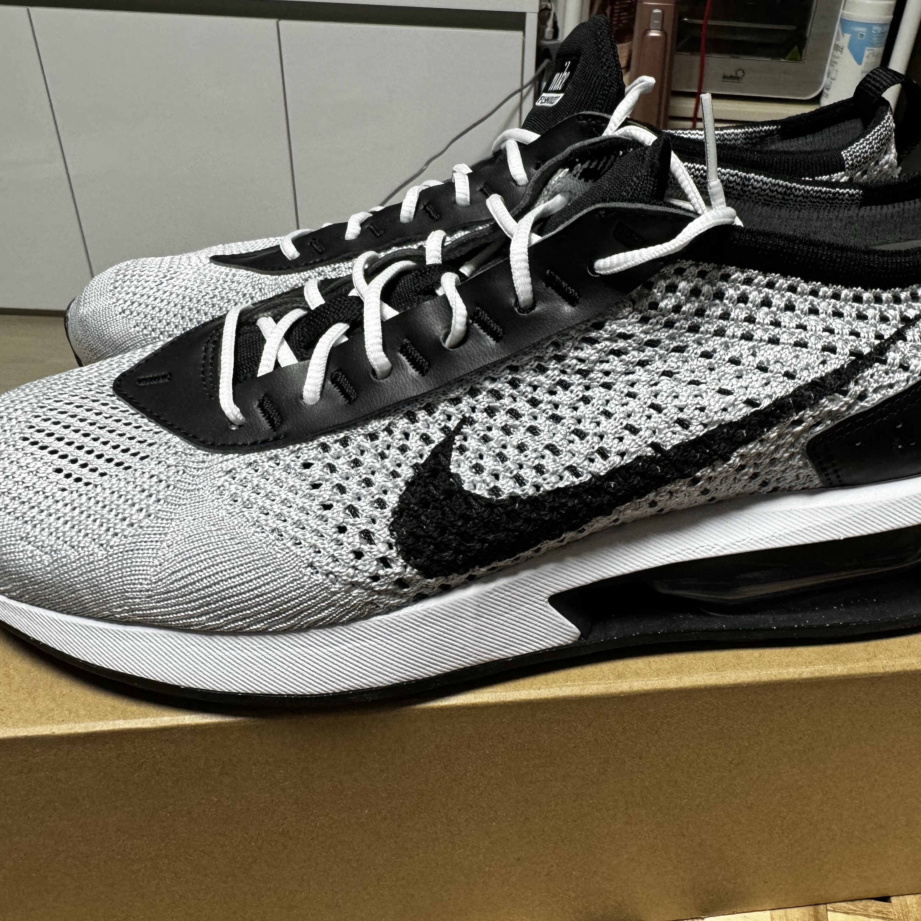 Nike Air Max Flyknit Racer Pure Platinum Black 착용 스타일 - 1