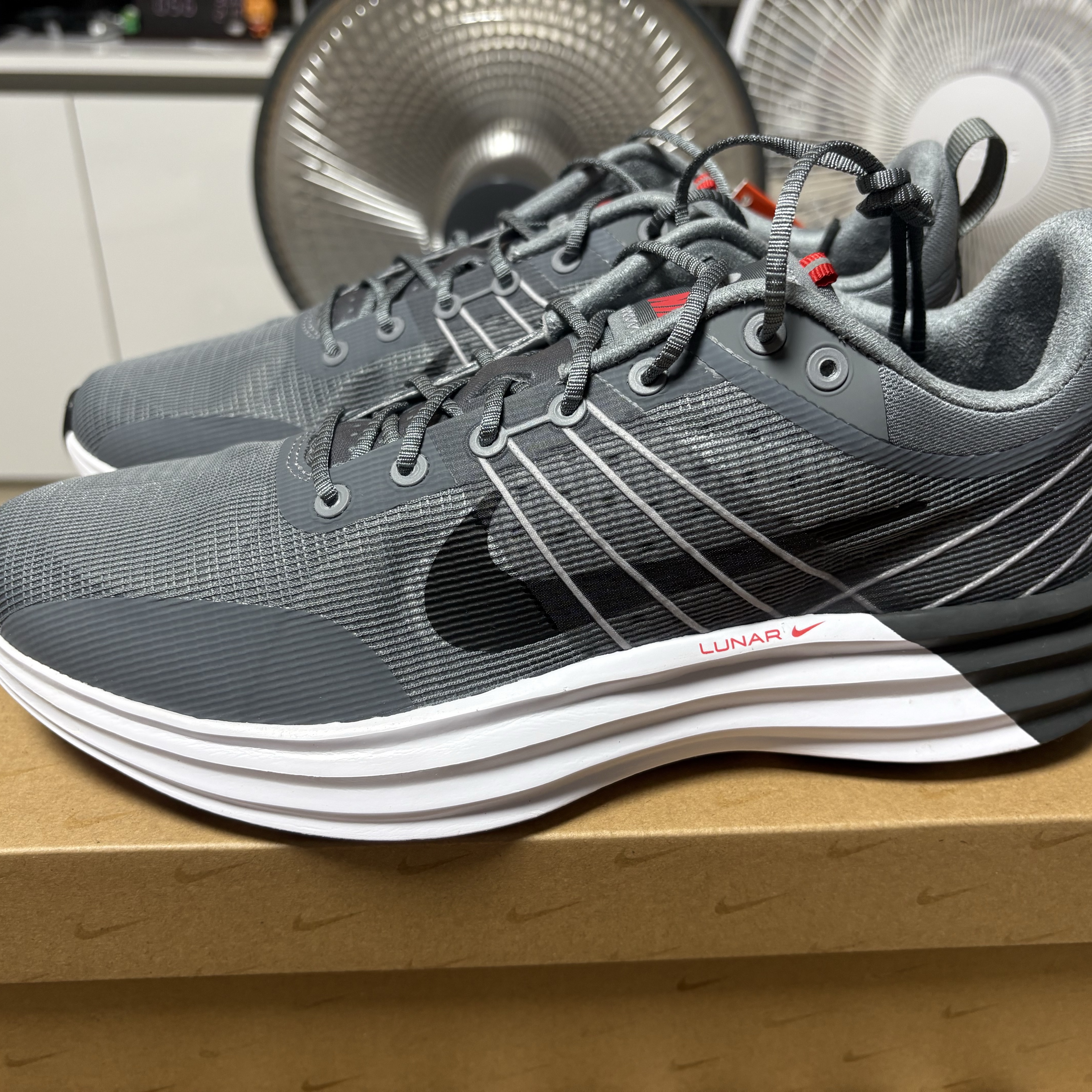 Nike Lunar Roam Cool Grey Wolf Grey 착용 스타일 - 1