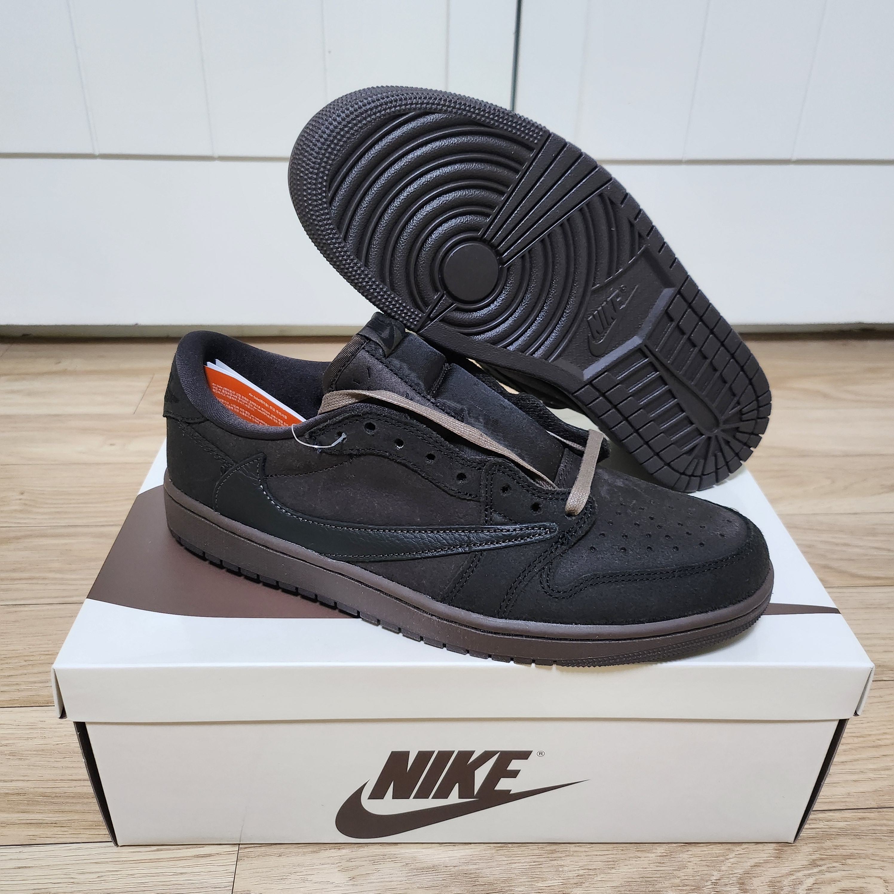 Jordan 1 x Travis Scott Retro Low OG SP Velvet Brown and Dark Mocha 착용 스타일 - 1