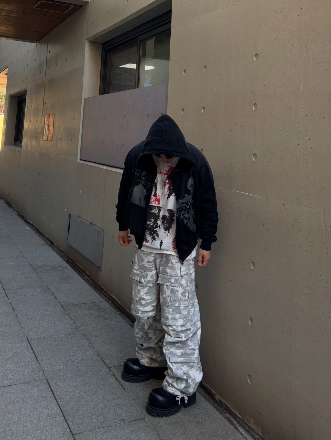 Farfromwhat Far Camo Cargo Pants White 착용 스타일