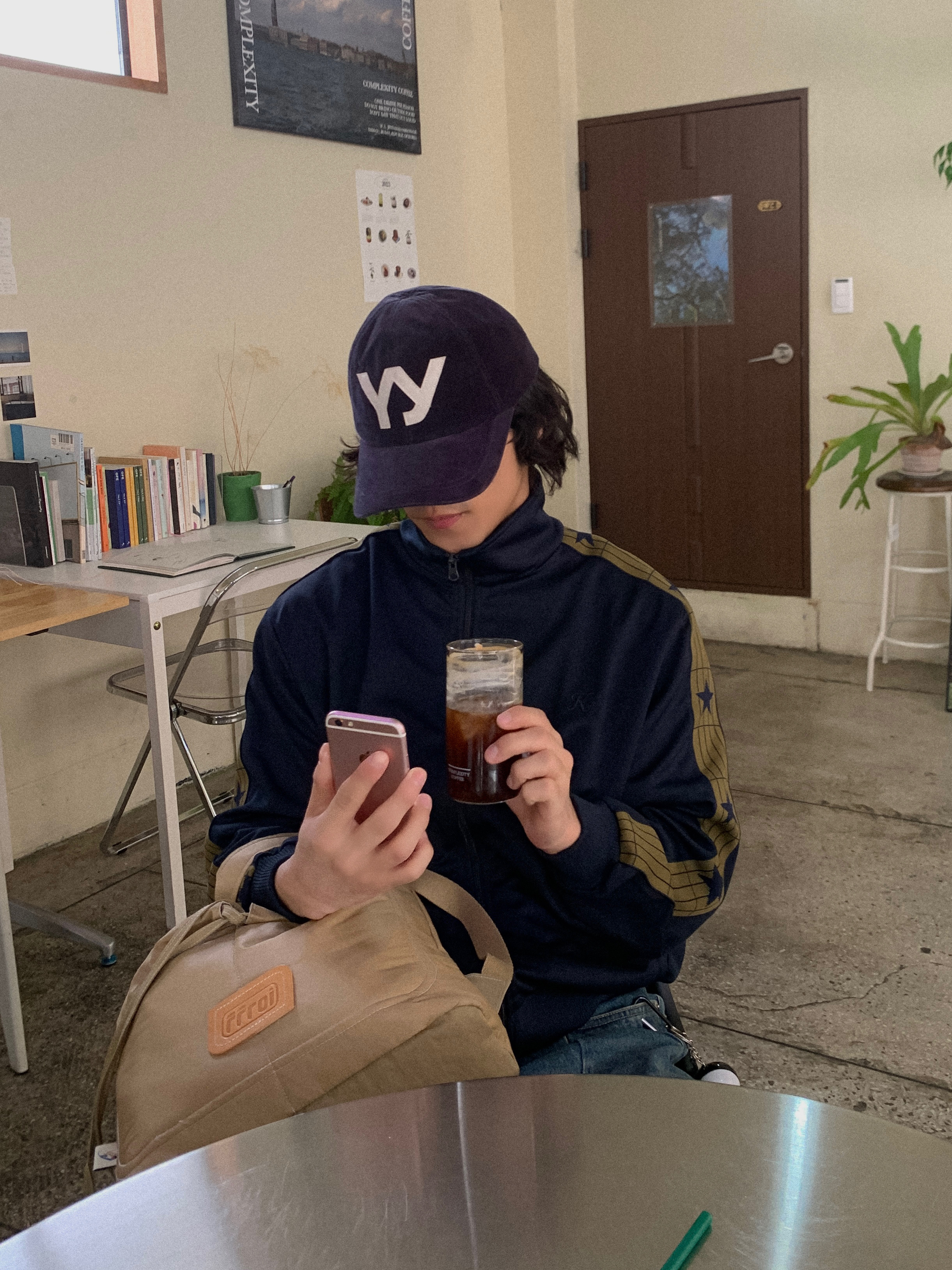 Open Yy Velvet Ball Cap Navy 착용 스타일 - 2