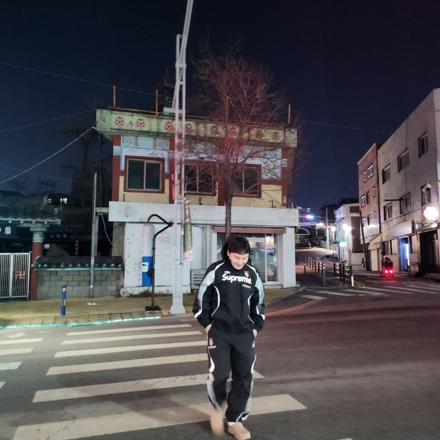 Supreme x Umbro Track Jacket Black - 22SS, Supreme x Umbro Track Pants Navy - 22SS 착용 스타일 - 2