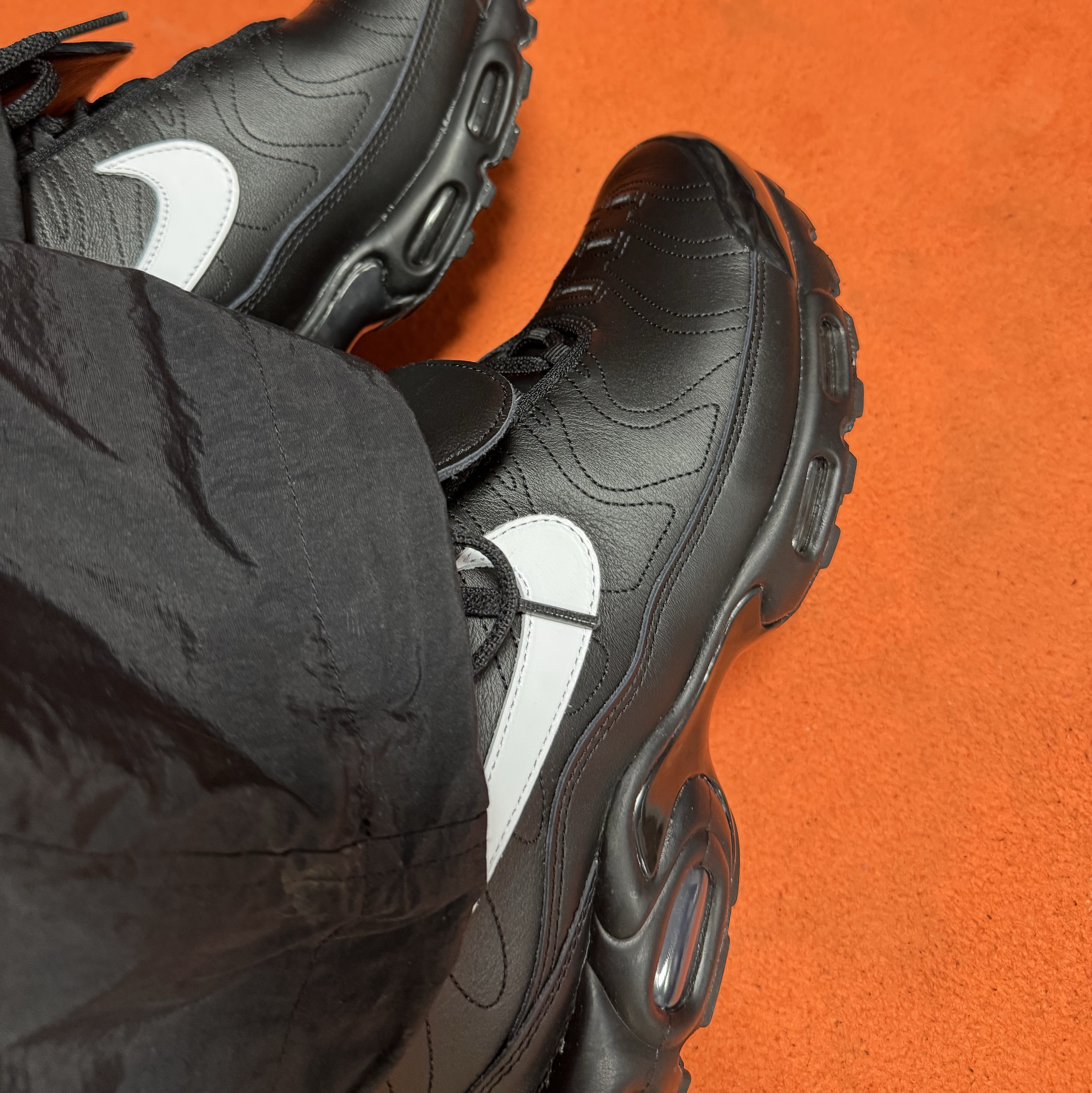 (W) Nike Air Max Plus TNPO Black 착용 스타일 - 2