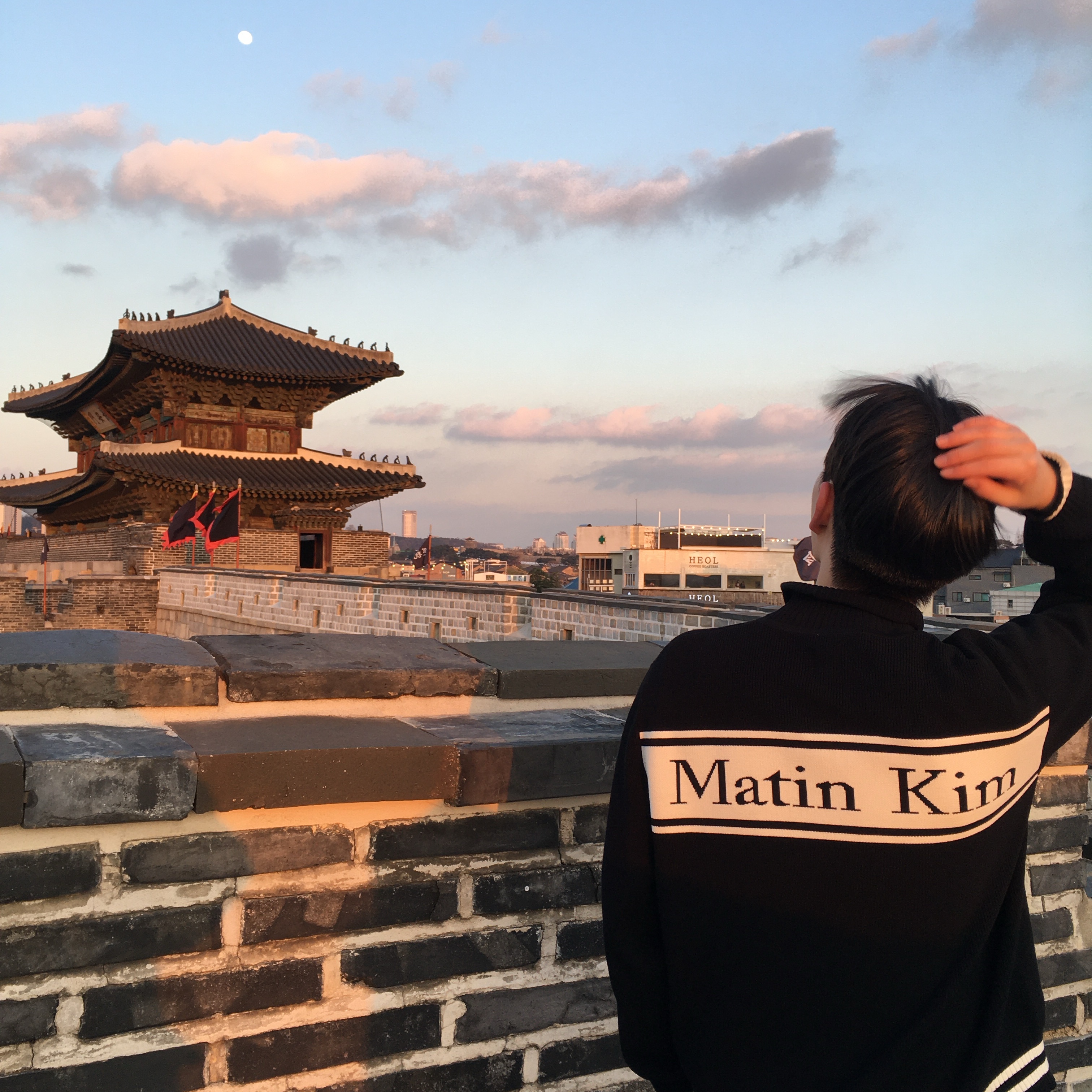 Matin Kim Spell Point Stripe Knit Cardigan Black 착용 스타일 - 4