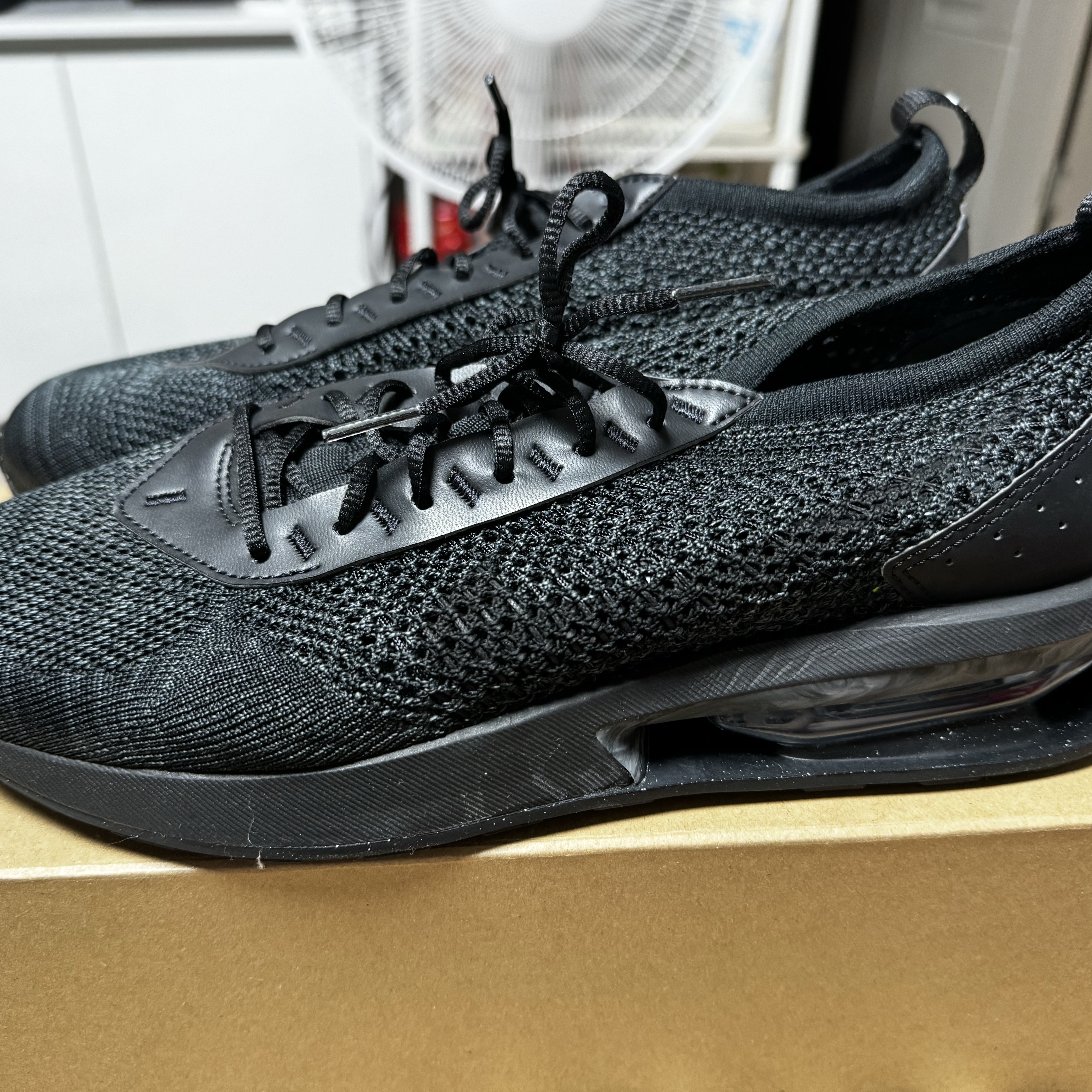 Nike Air Max Flyknit Racer Anthracite Black 착용 스타일 - 1