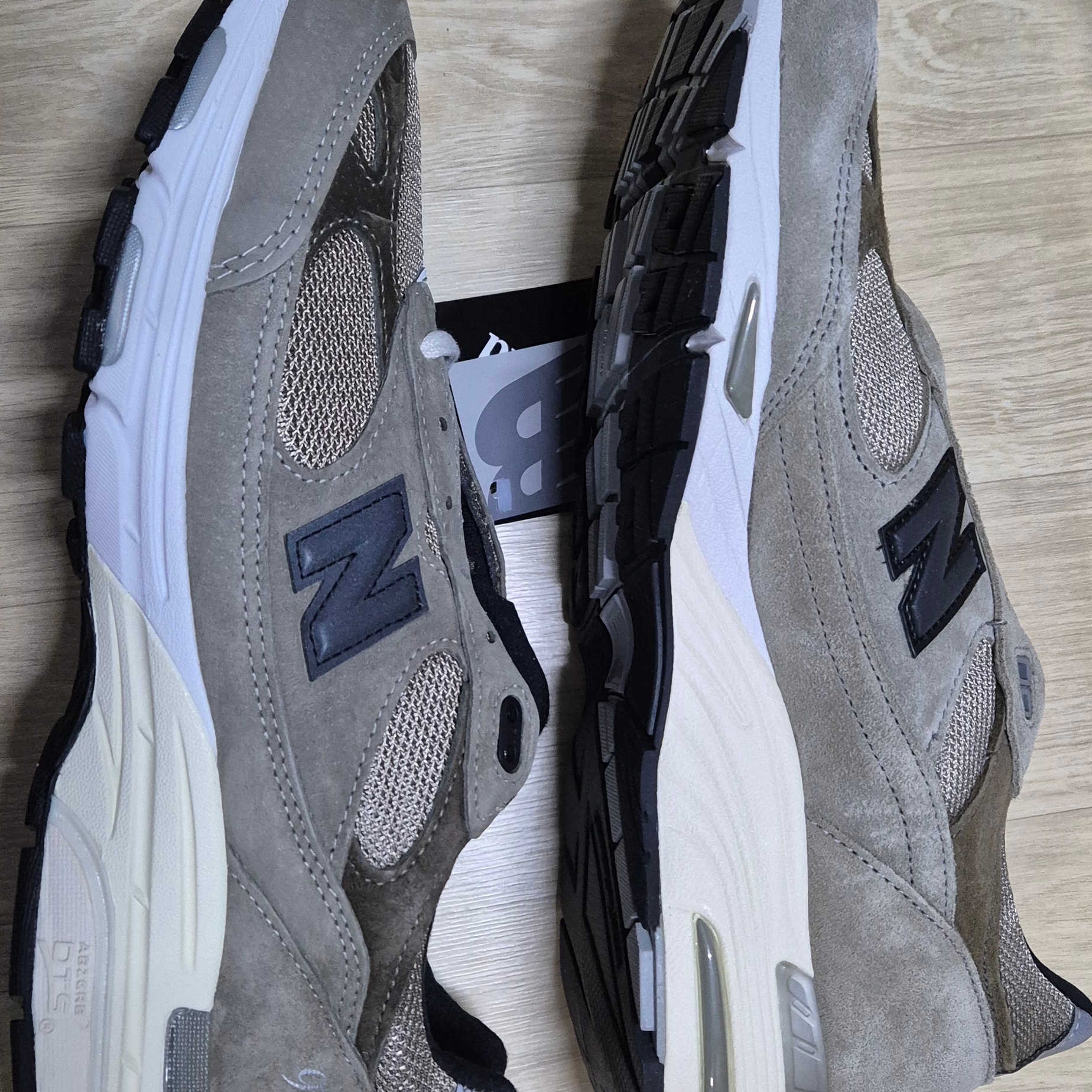 New Balance x JJJJound 993 Made in USA Mushroom White, New Balance x JJJJound 991 Made in UK Grey 착용 스타일 - 2