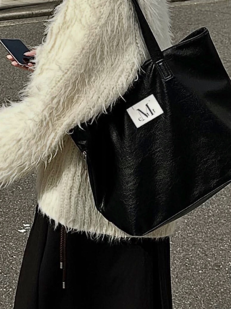 MUCENT Griek Leather Shoulder Bag Black, UGG Classic Mini Boots Chestnut 착용 스타일 - 2