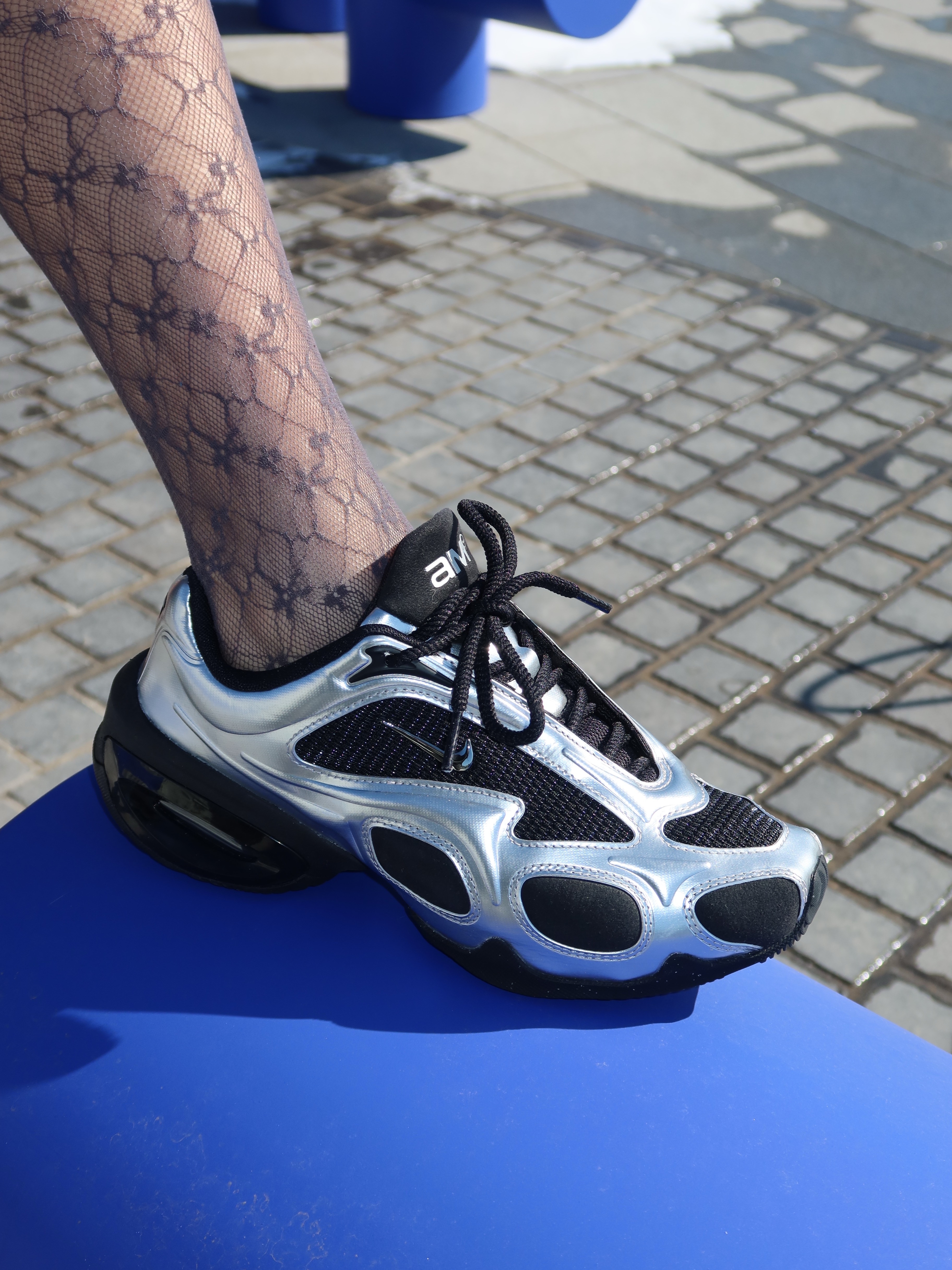 (W) Nike Air Max Muse Black and Metallic Silver 착용 스타일 - 1