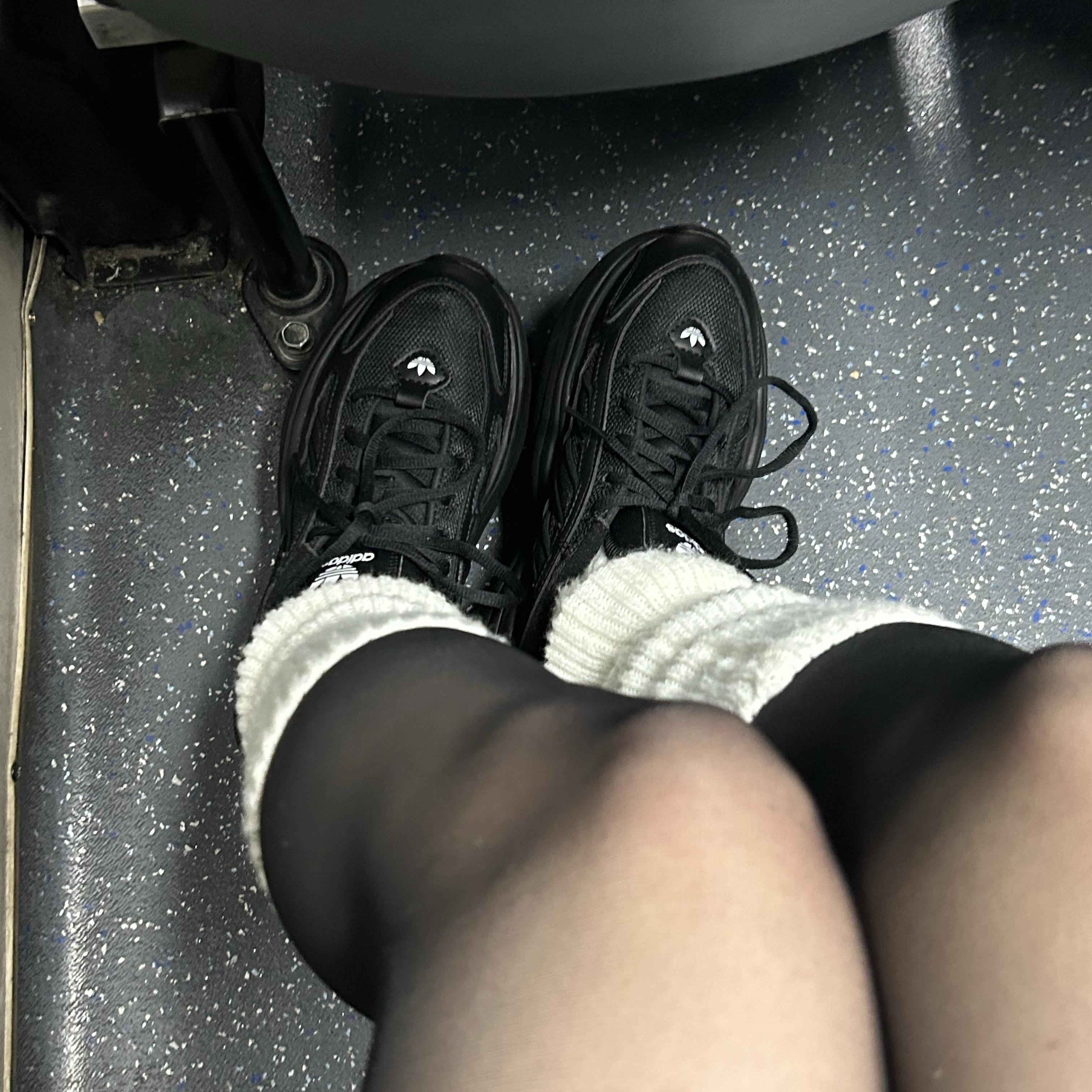 (W) Adidas Ozgaia Core Black 착용 스타일 - 1