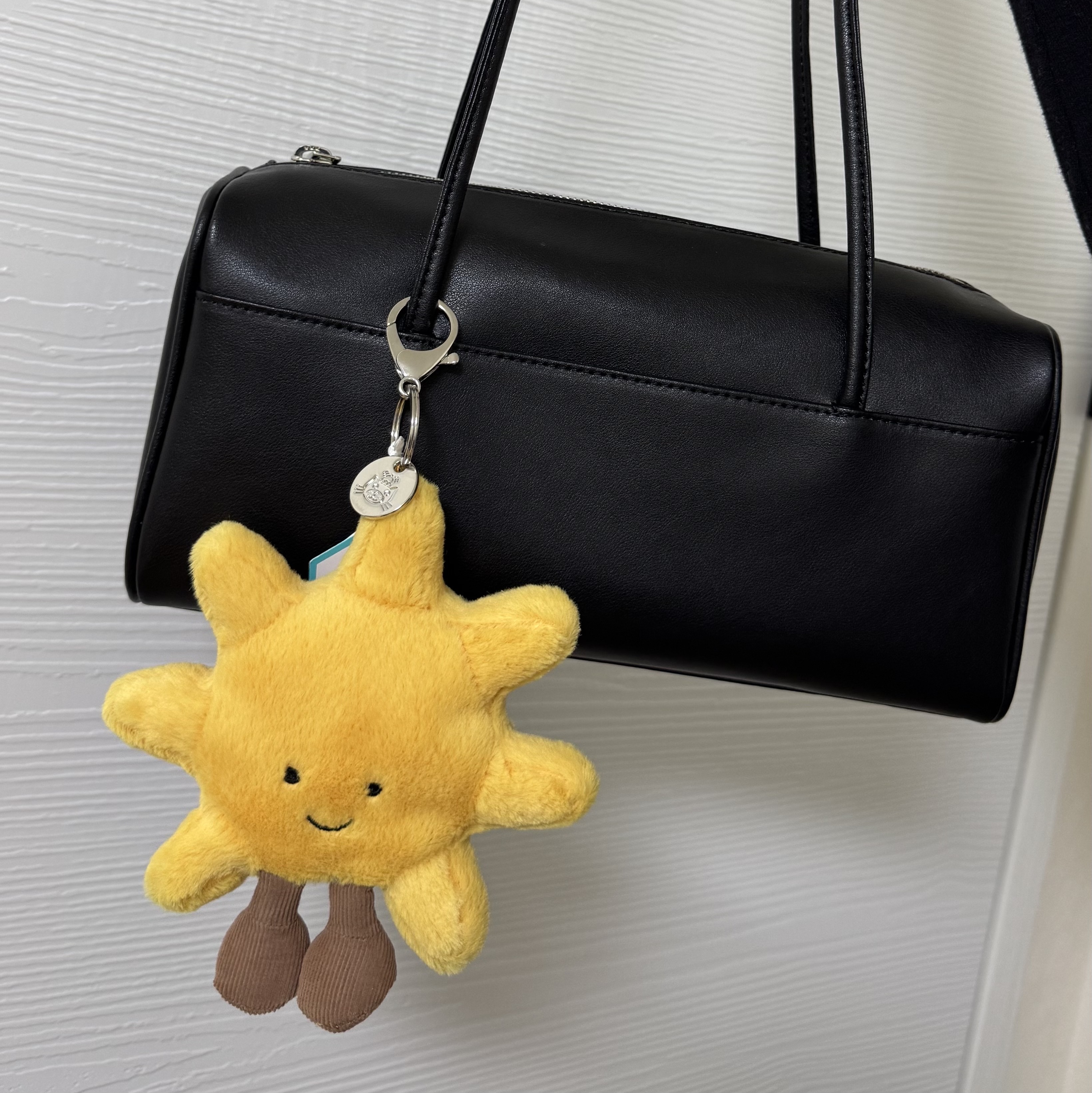 Jellycat Amuseables Sun Bag Charm Buttery Gold 착용 스타일 - 1