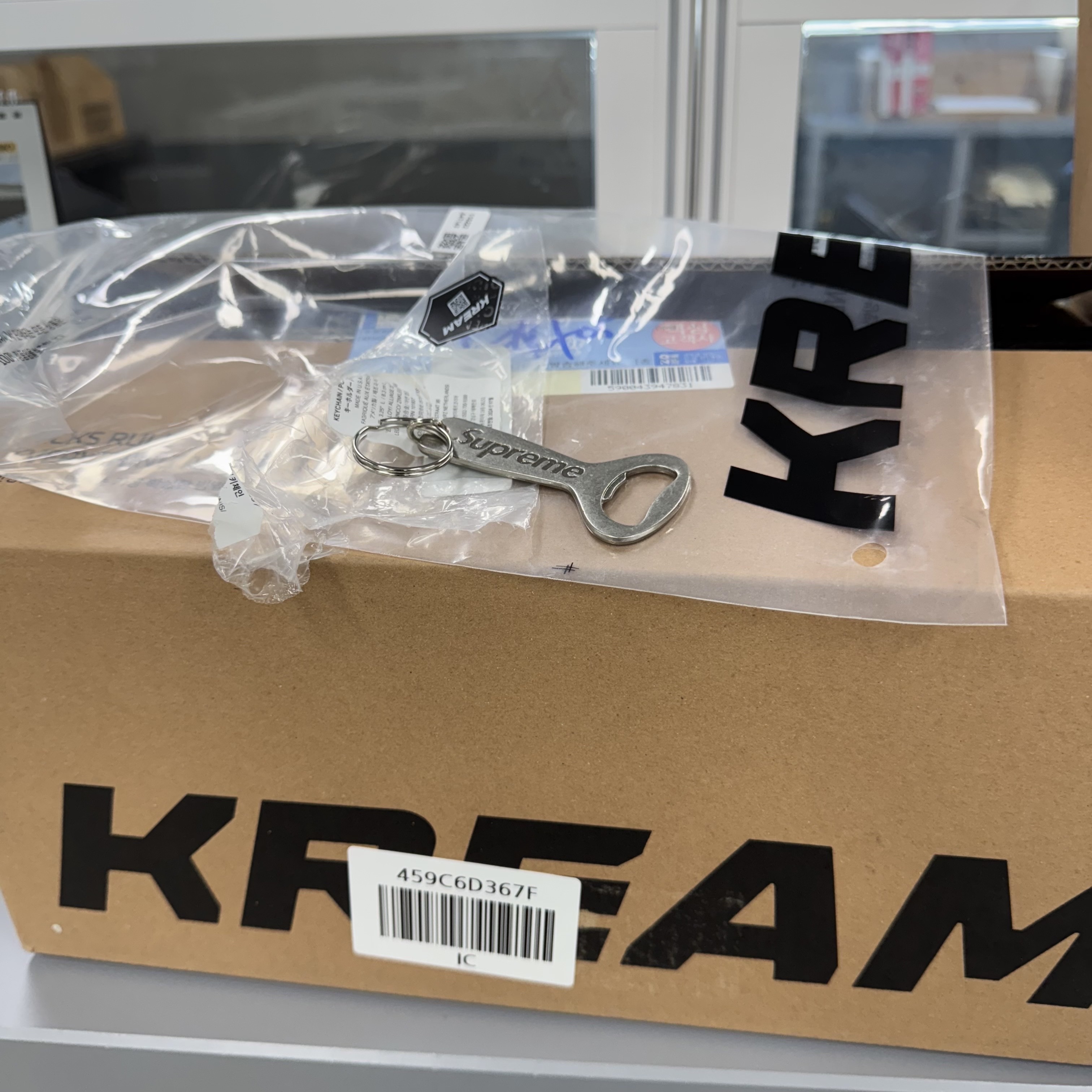 Supreme Bottle Opener Keychain Silver - 24FW, Salomon Trailblazer 30 Black 착용 스타일 - 2