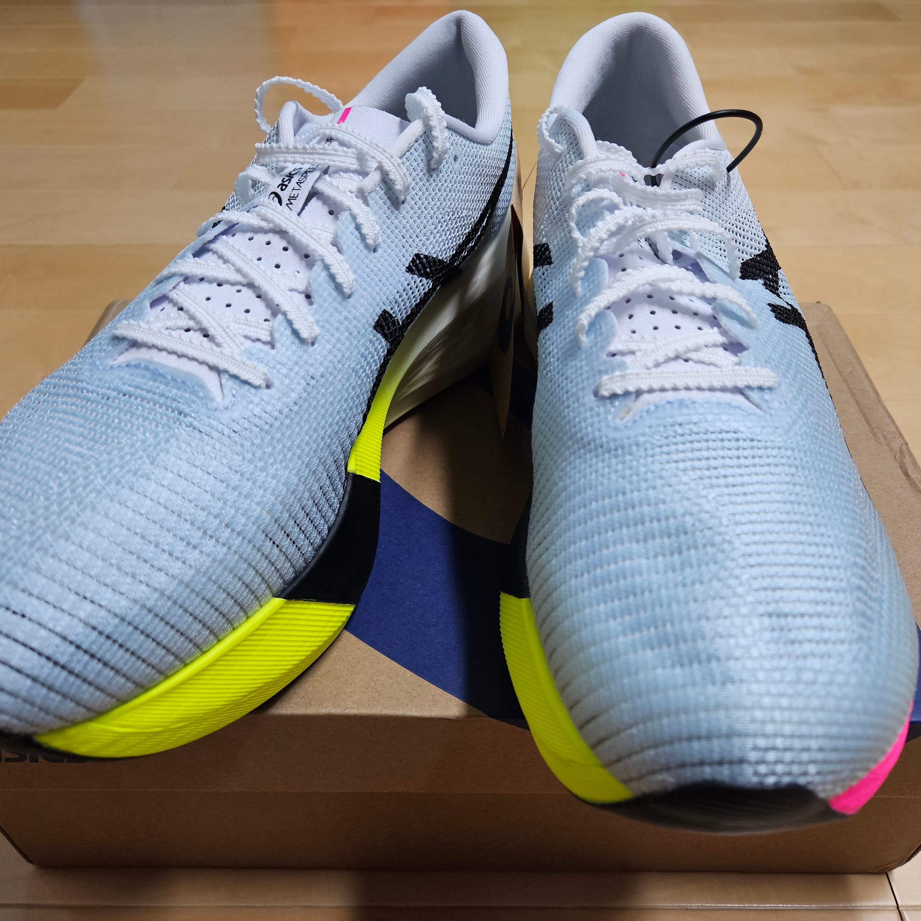 Asics Metaspeed Edge Paris Light Blue Black 착용 스타일 - 3