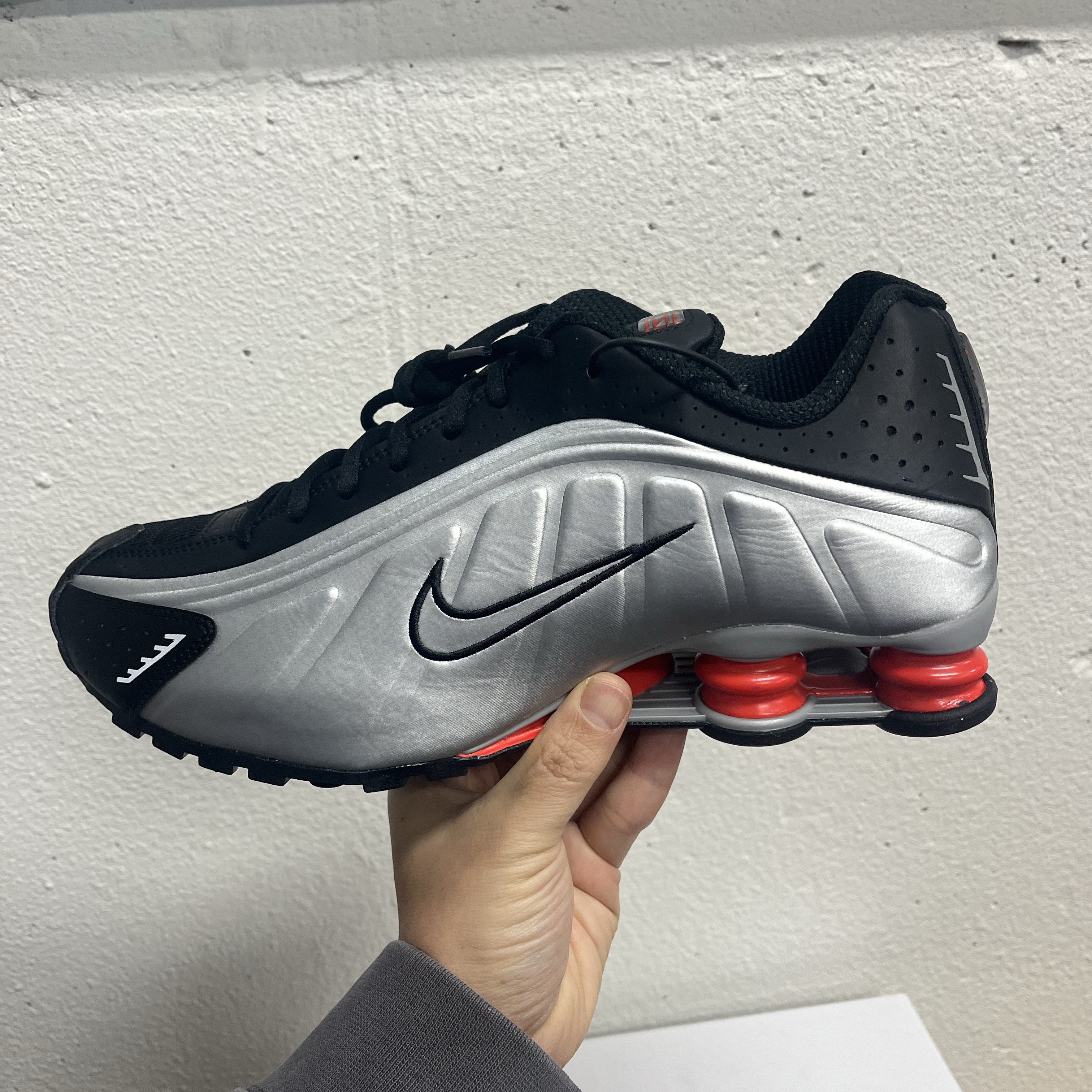 Nike Shox R4 Metallic Silver Red 착용 스타일