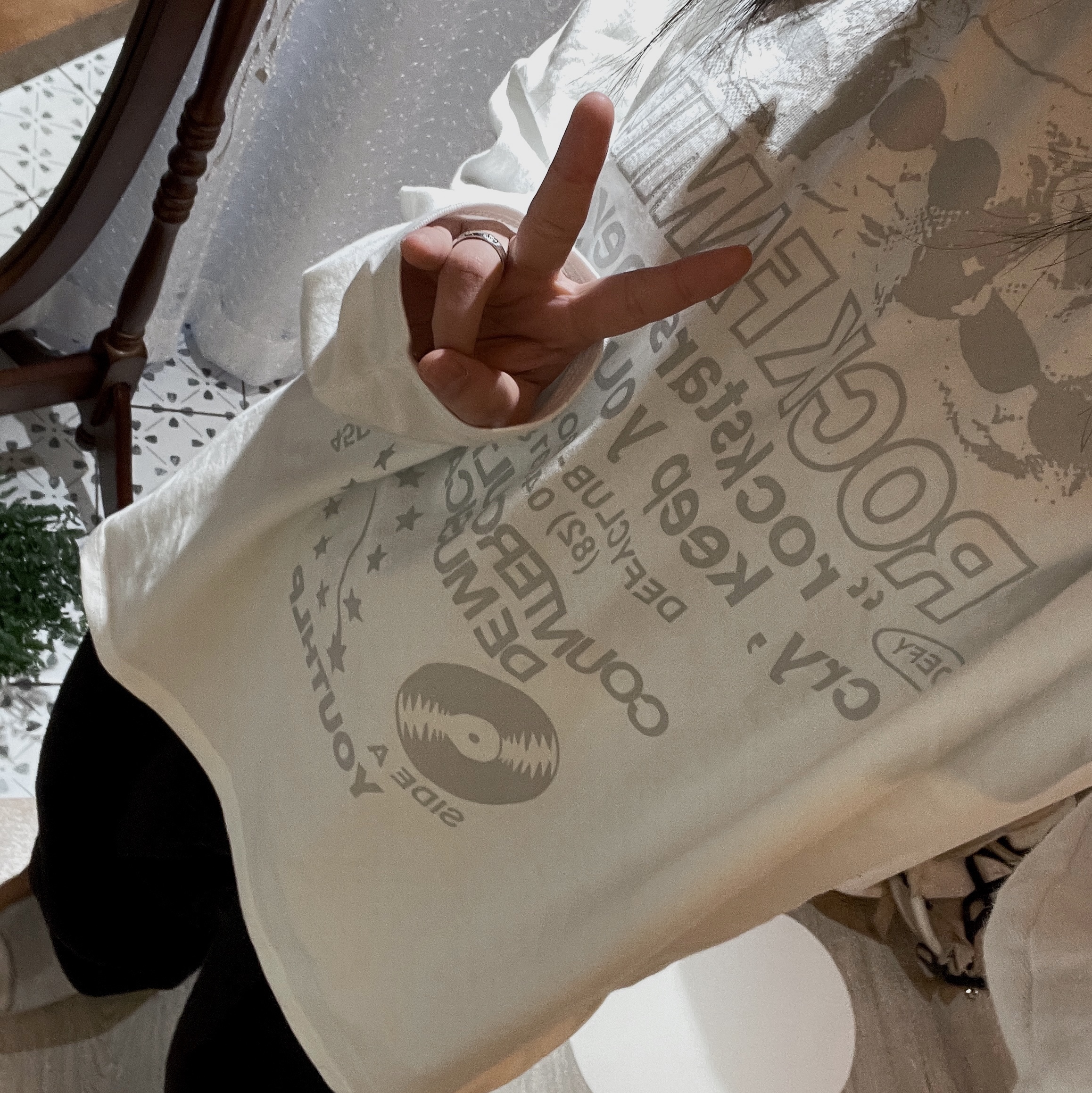 DEFYCLUBROBBERS Rock Family LS T-Shirt White Gray 착용 스타일 - 1