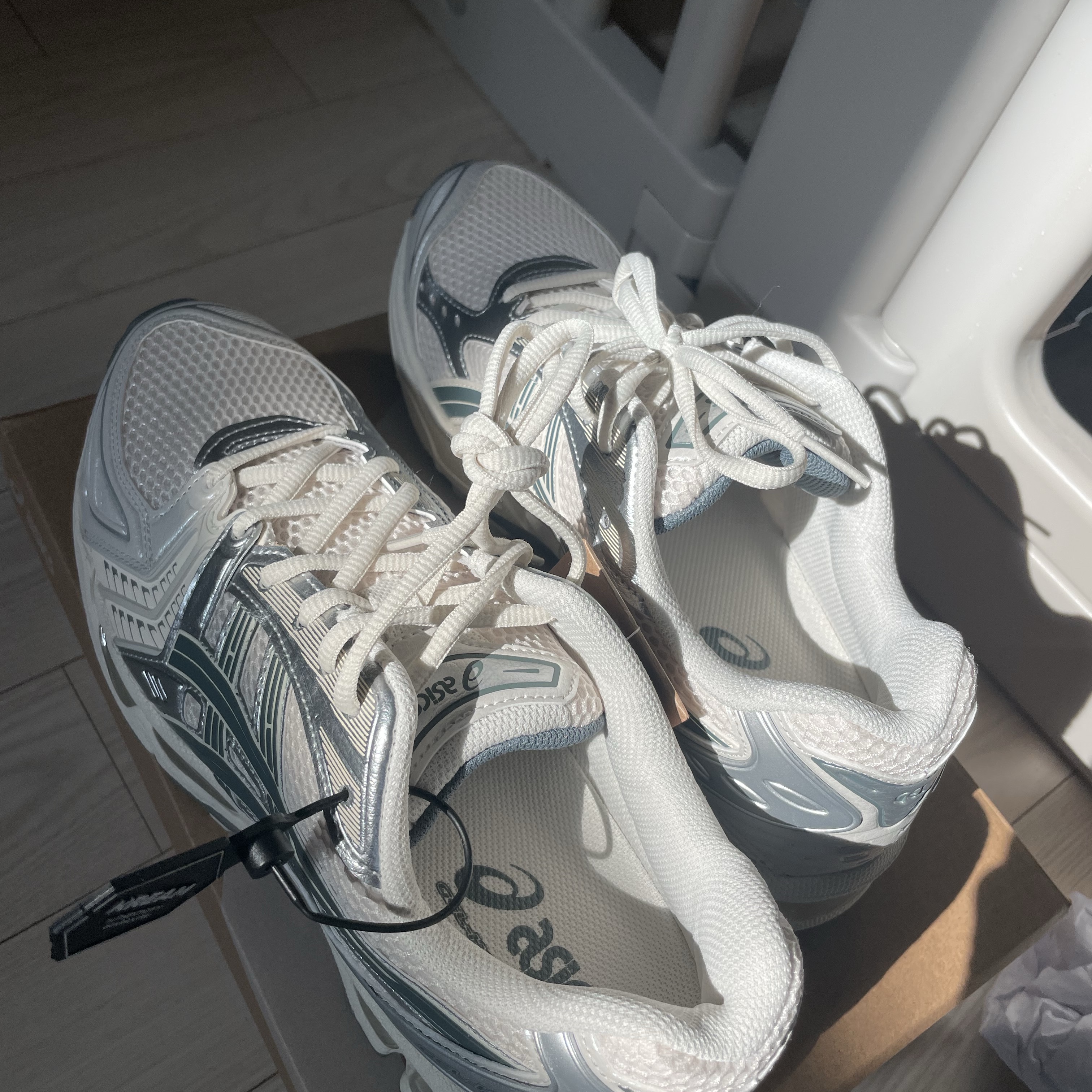 Asics Gel-Kayano 14 Birch Dark Pewter 착용 스타일
