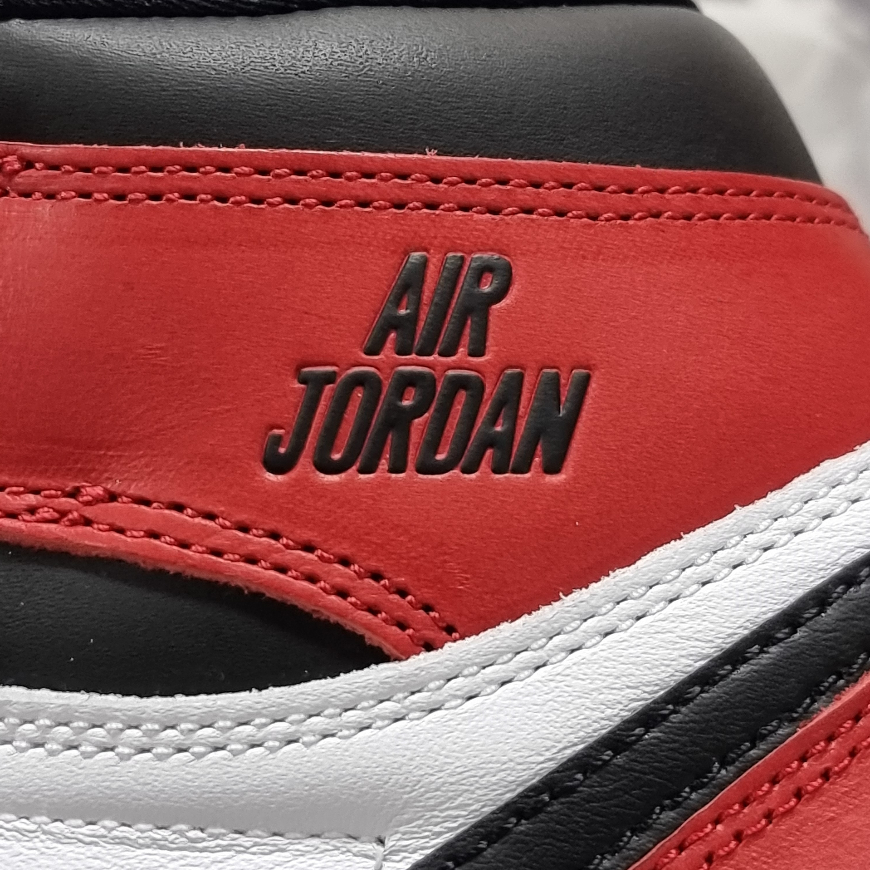 Jordan 1 Retro High OG Black Toe 착용 스타일 - 1